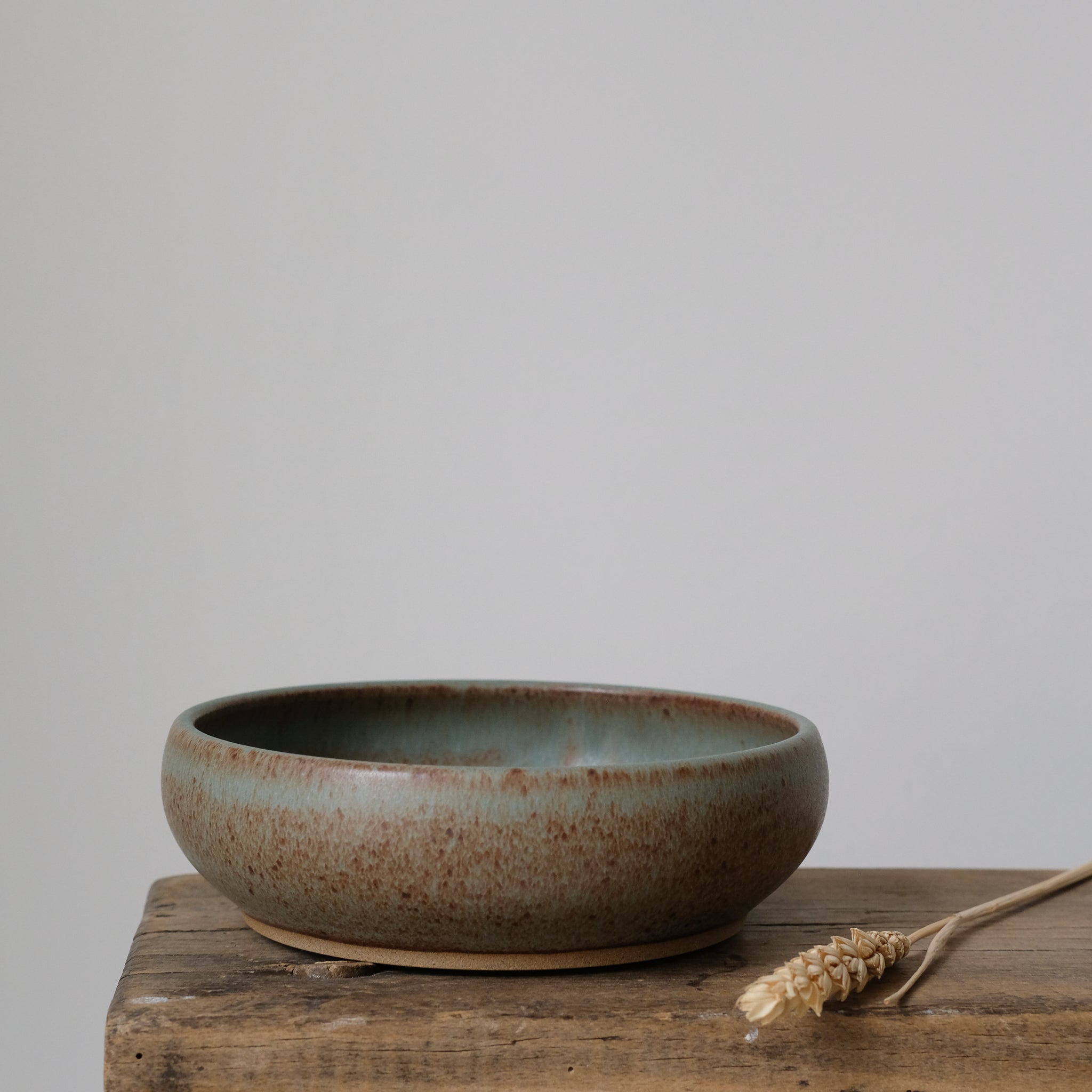 Bol Plat en Grès bleu-vert par Malo chez Brutal Ceramics