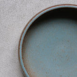 Bol Plat en Grès bleu-vert par Malo chez Brutal Ceramics