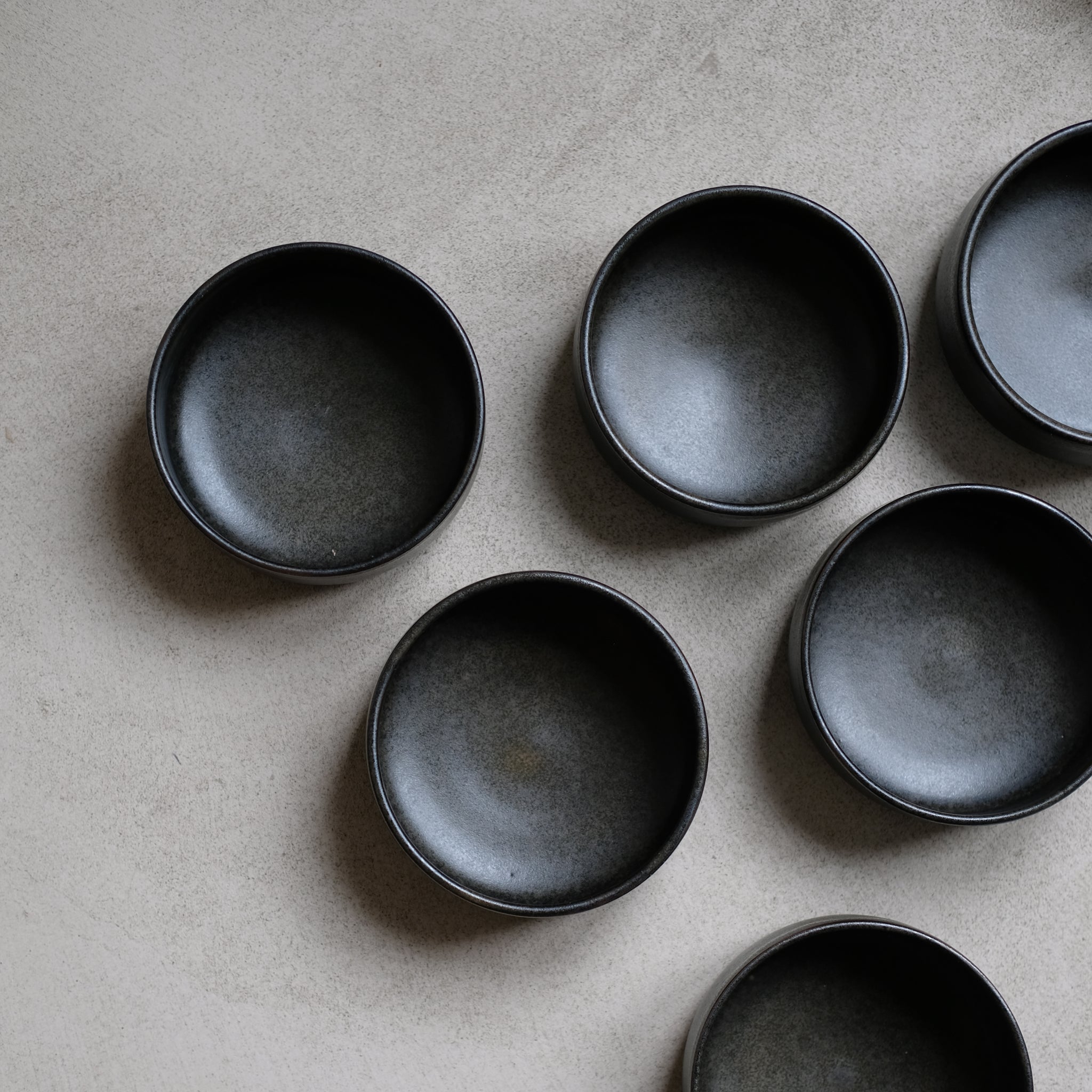 Bol à rebord en Grès noir par Malo chez Brutal Ceramics