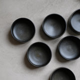 Bol à rebord en Grès noir par Malo chez Brutal Ceramics