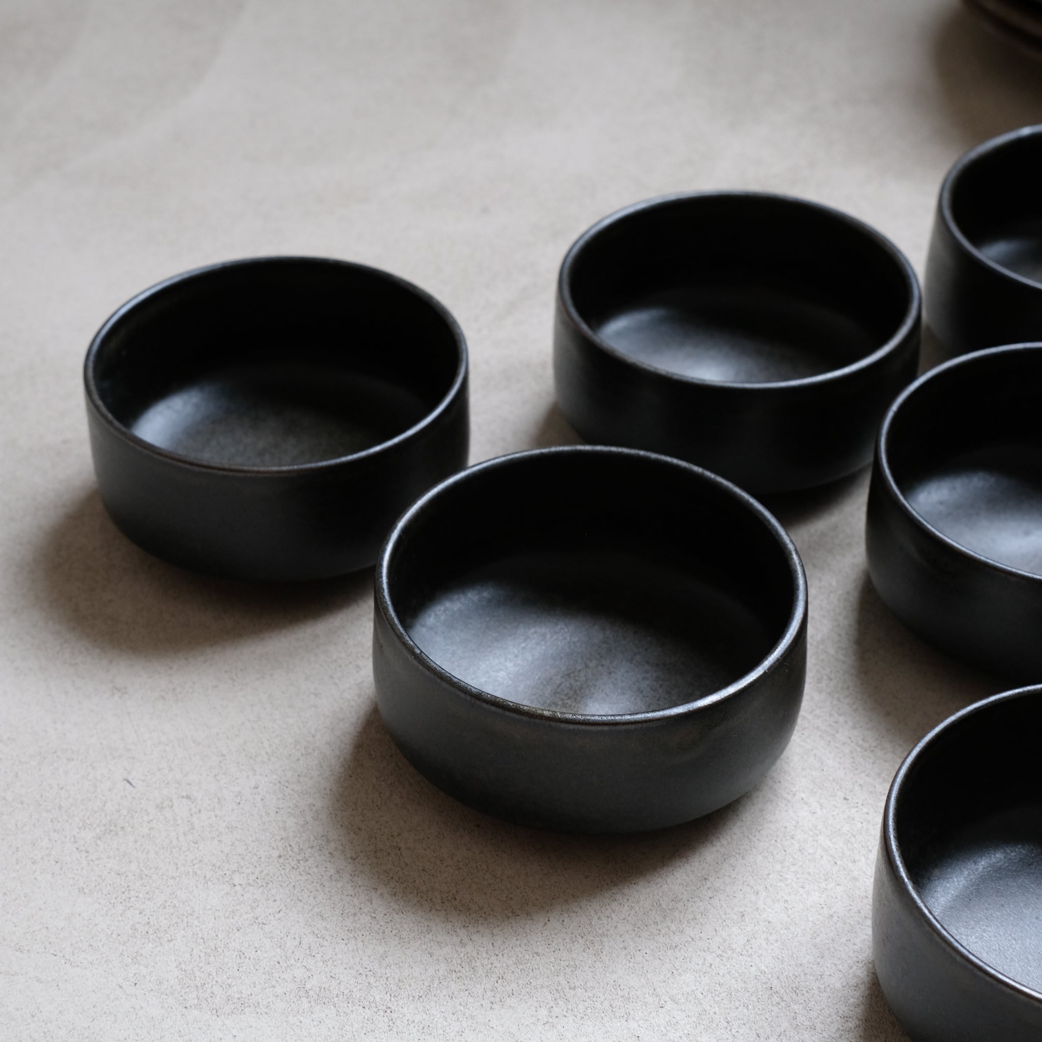 Bol à rebord en Grès noir par Malo chez Brutal Ceramics