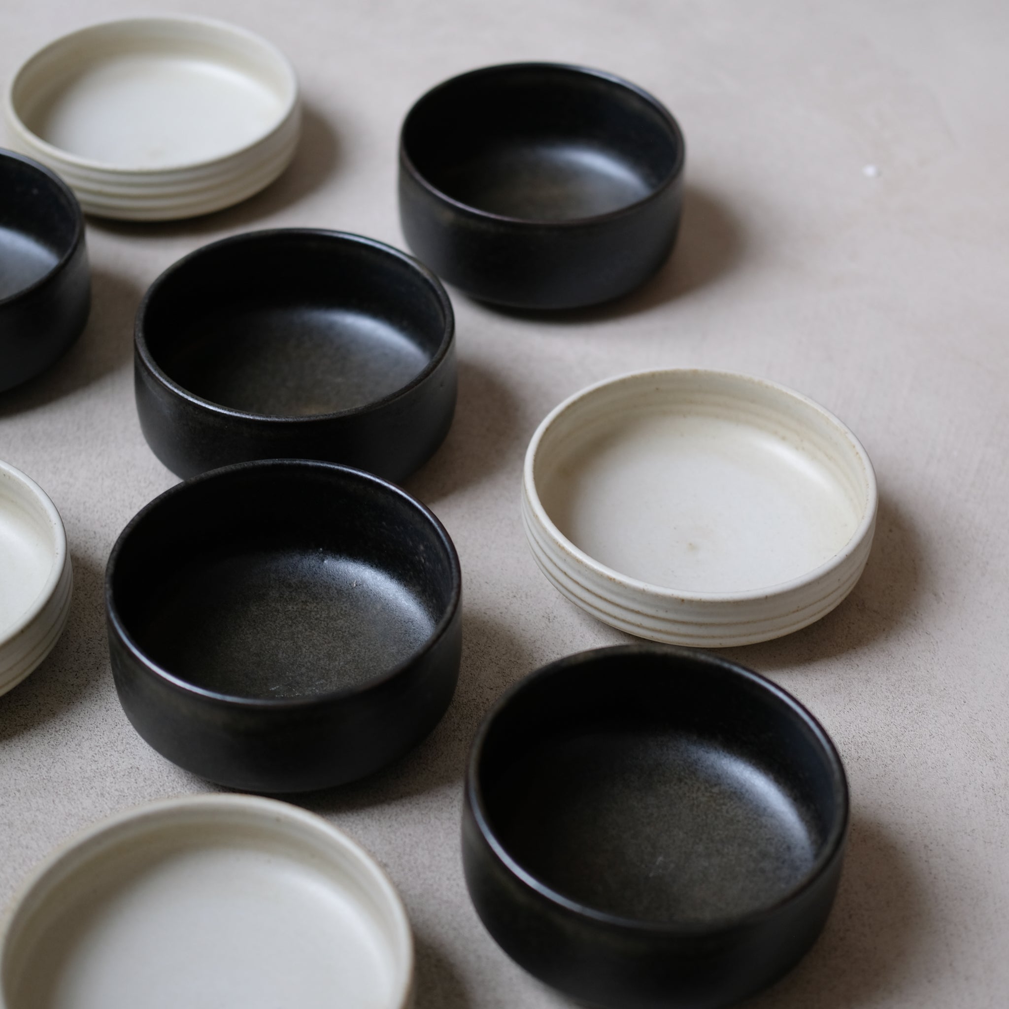 Bol à rebord en Grès noir par Malo chez Brutal CeramicsBol à rebord en Grès noir par Malo chez Brutal Ceramics