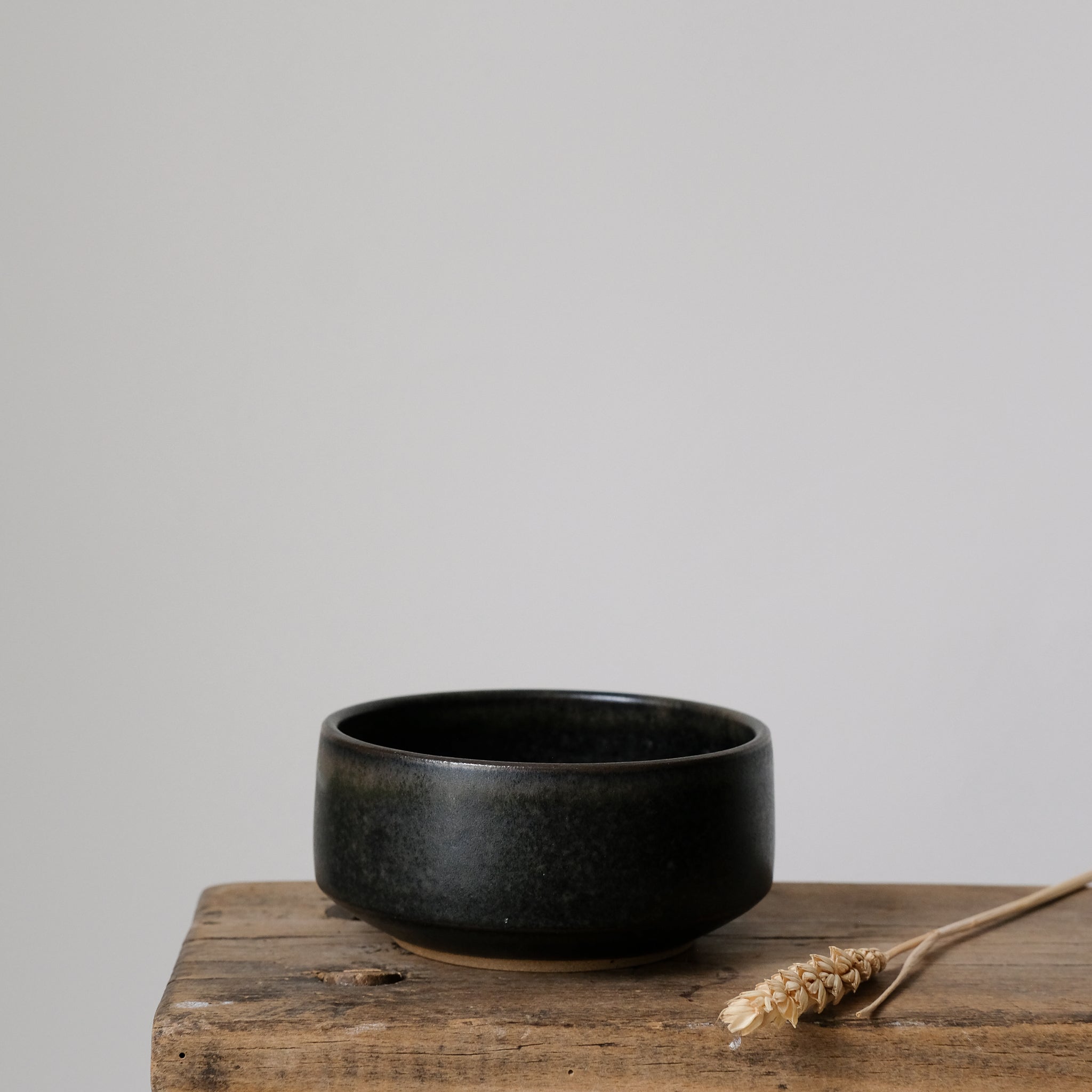 Bol à rebord en Grès noir par Malo chez Brutal Ceramics