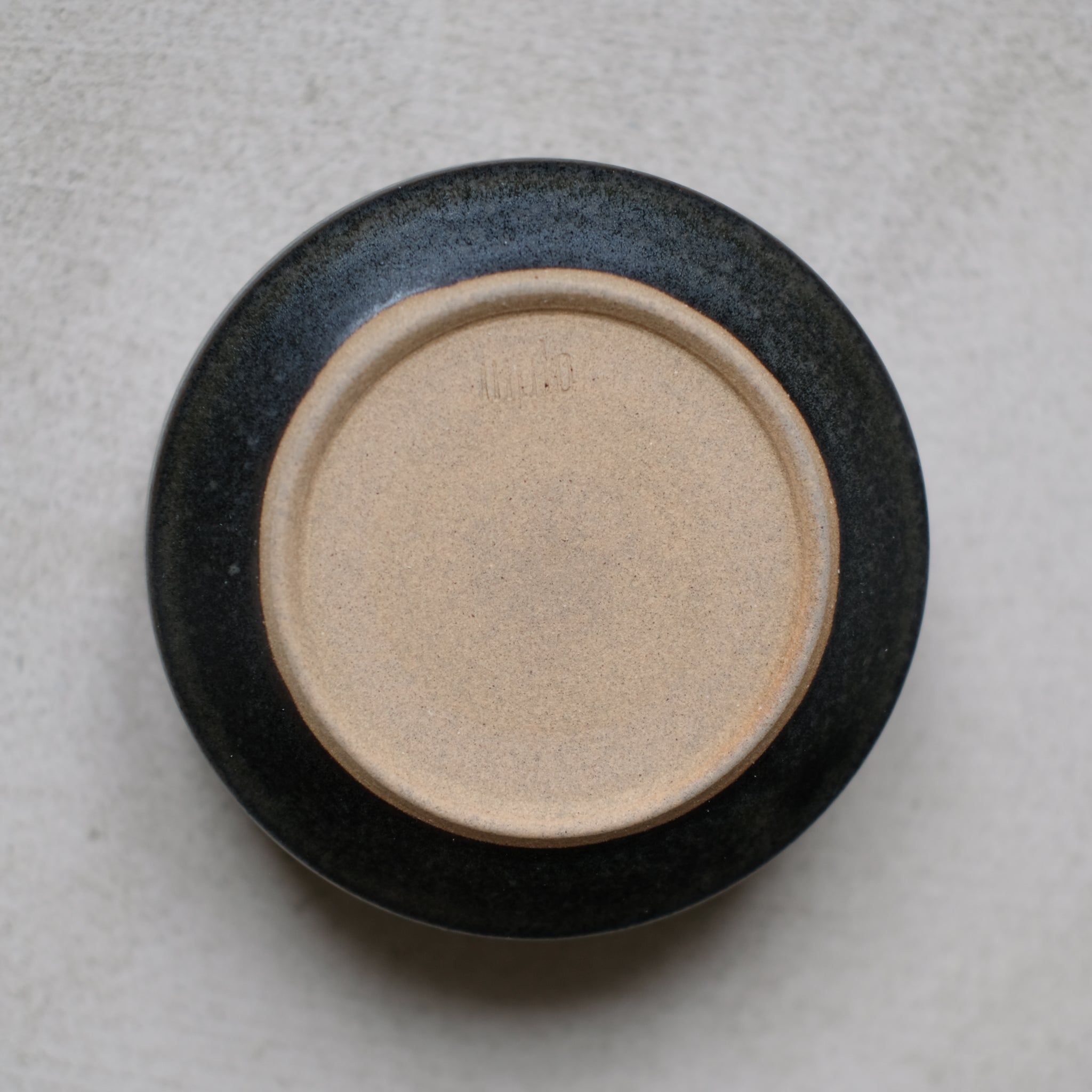 Bol à rebord en Grès noir par Malo chez Brutal Ceramics