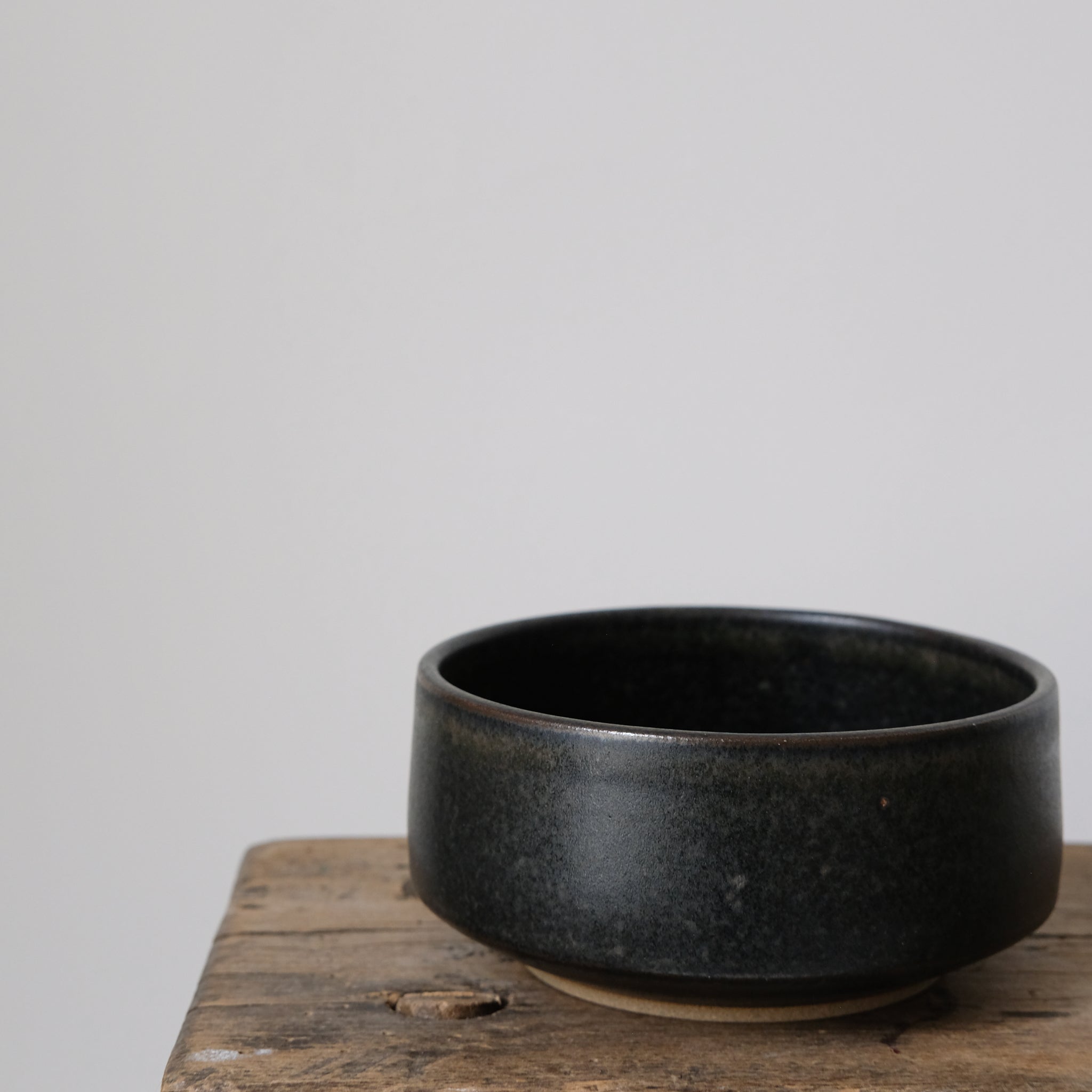 Bol à rebord en Grès noir par Malo chez Brutal Ceramics