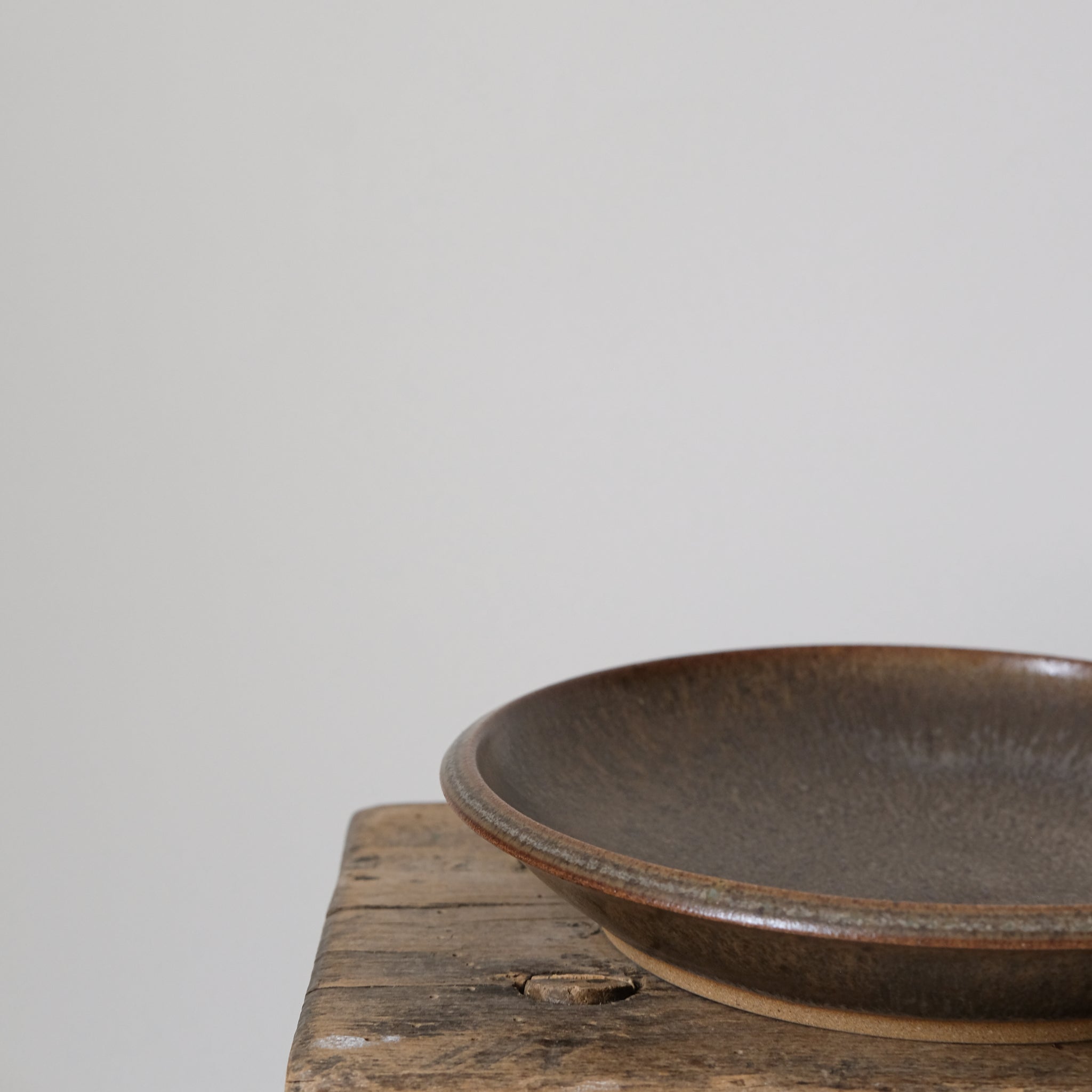 Assiette en Grès marron foncé par Malo chez Brutal Ceramics