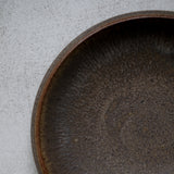 Assiette en Grès marron foncé par Malo chez Brutal Ceramics