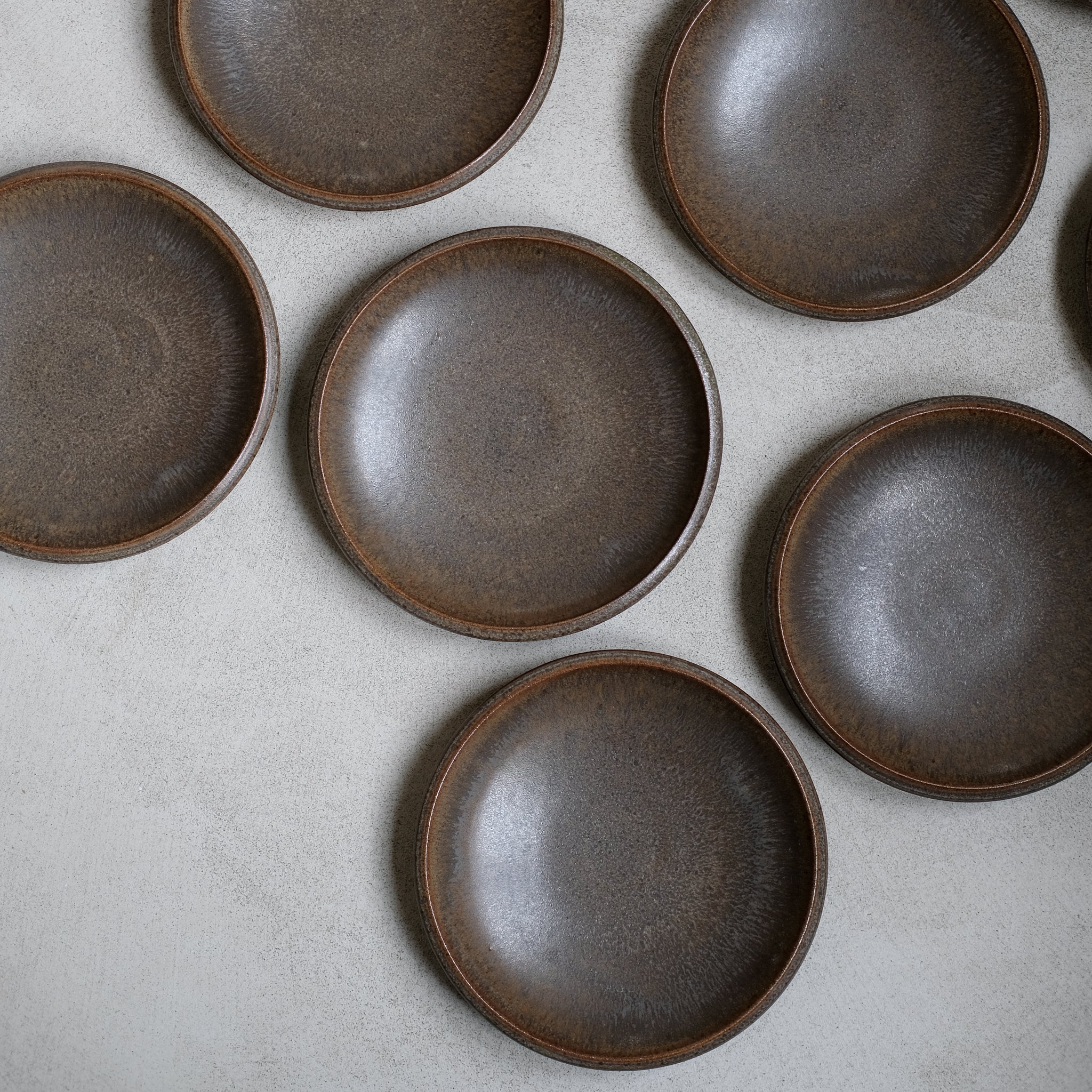 Assiette en Grès marron foncé par Malo chez Brutal Ceramics