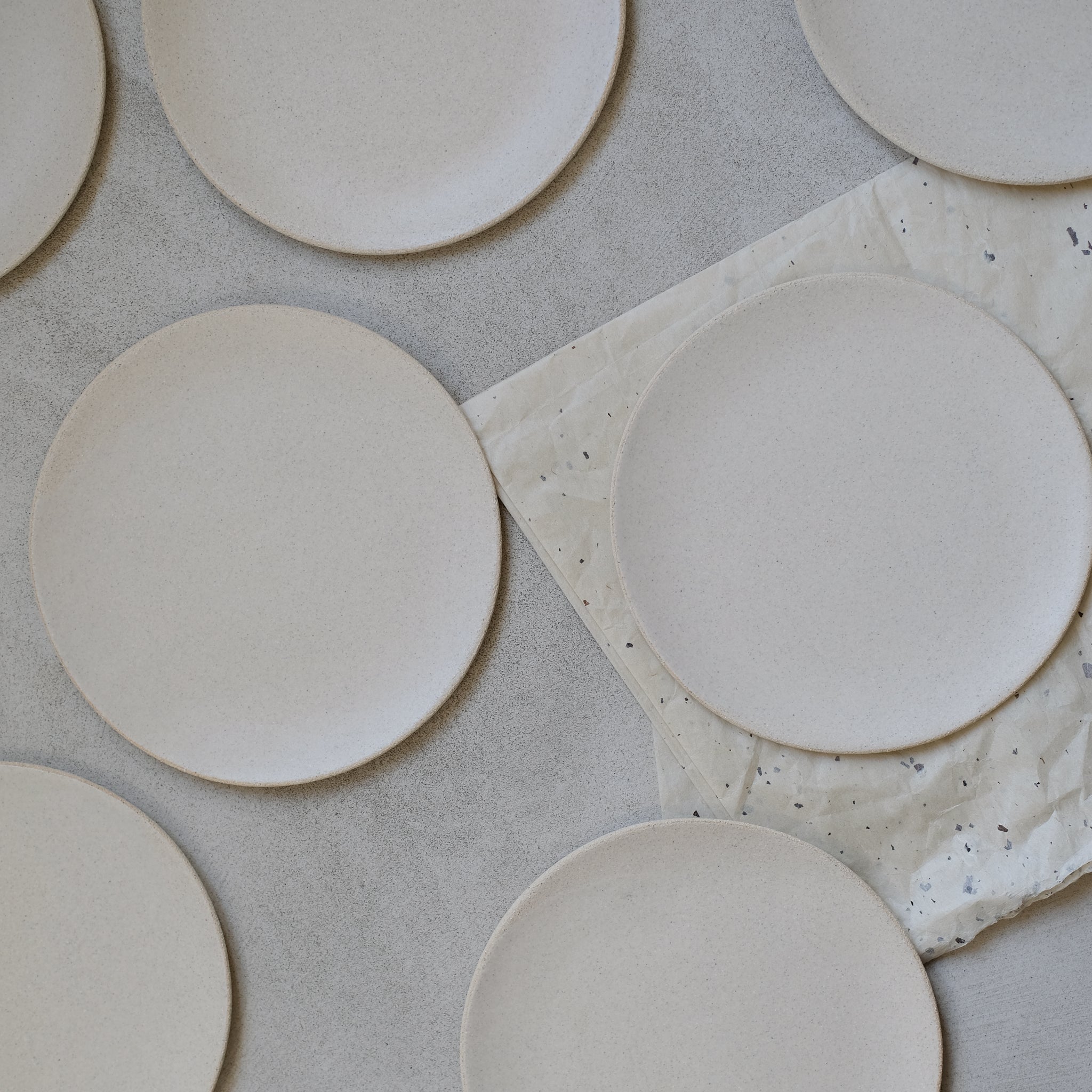 Assiette en grès blanc par Marguicha chez Brutal Ceramics