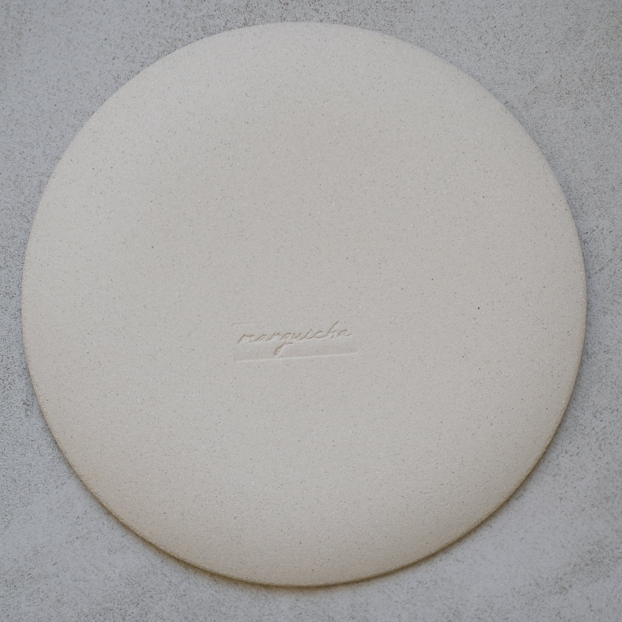 Assiette en grès blanc par Marguicha chez Brutal Ceramics