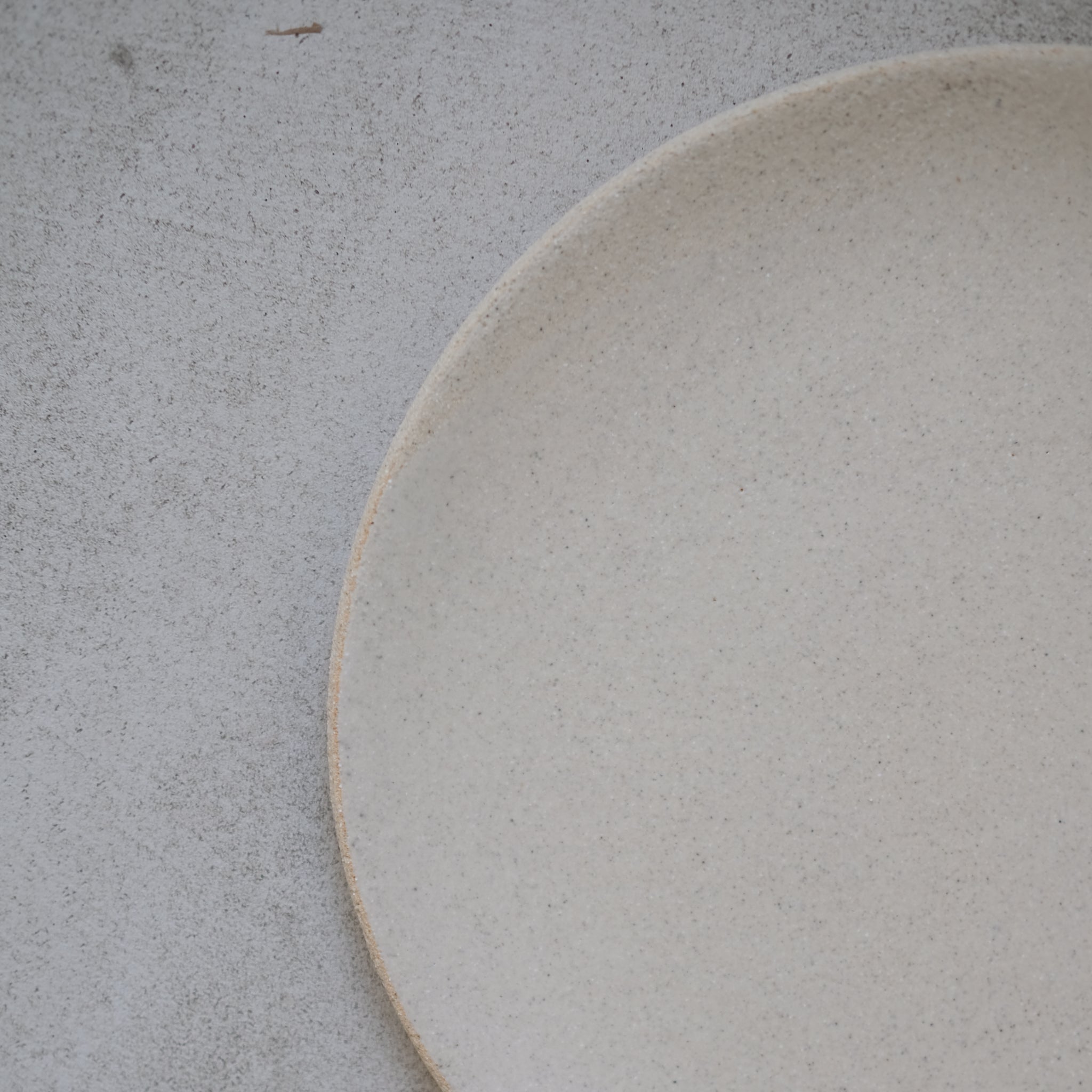 Assiette en grès blanc par Marguicha chez Brutal Ceramics
