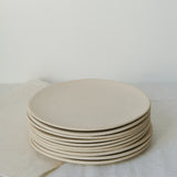 Assiette en grès blanc par Marguicha chez Brutal Ceramics