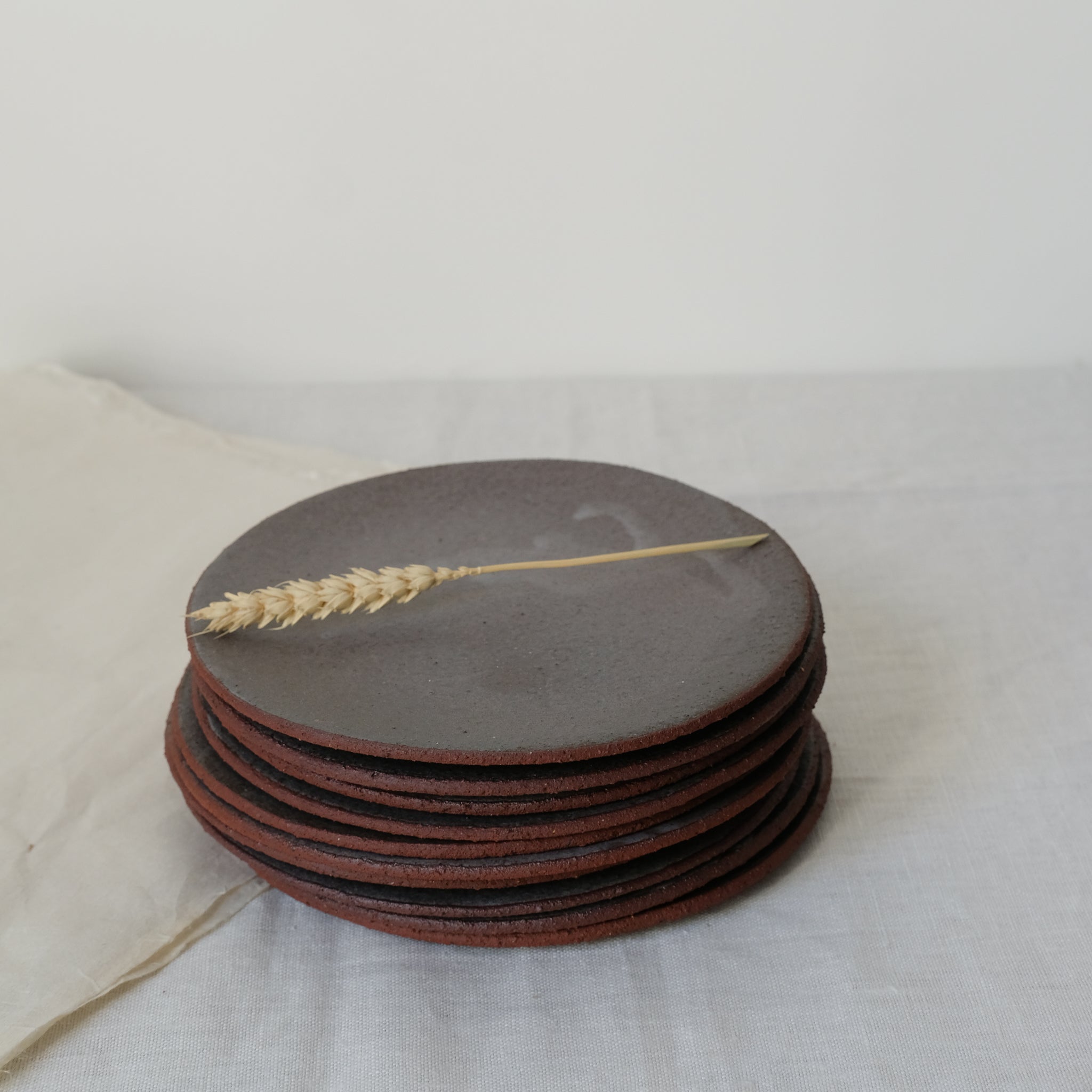 Assiette en grès rouge par Marguicha chez Brutal Ceramics