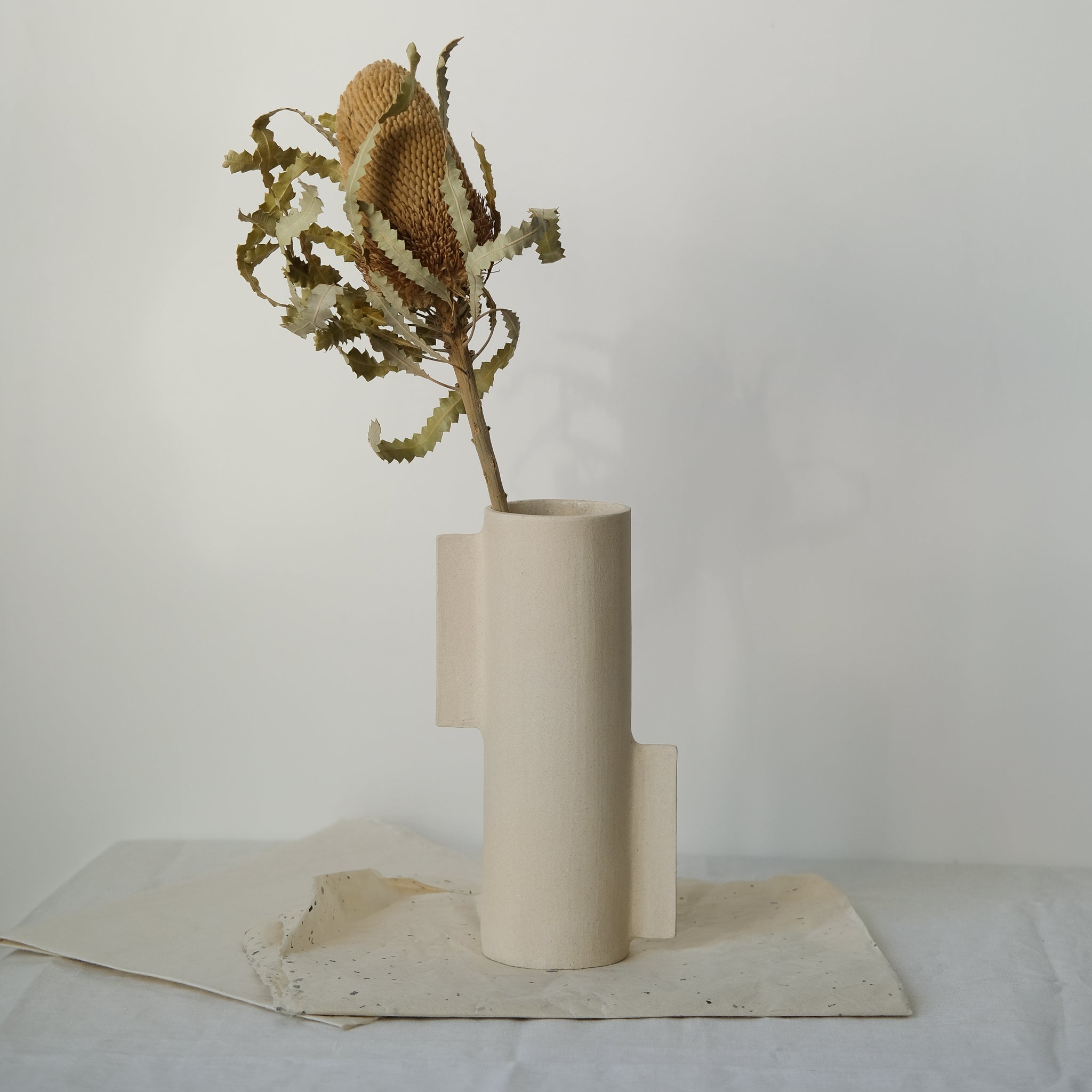 Vase S en grès blanc par Marguicha chez Brutal Ceramics