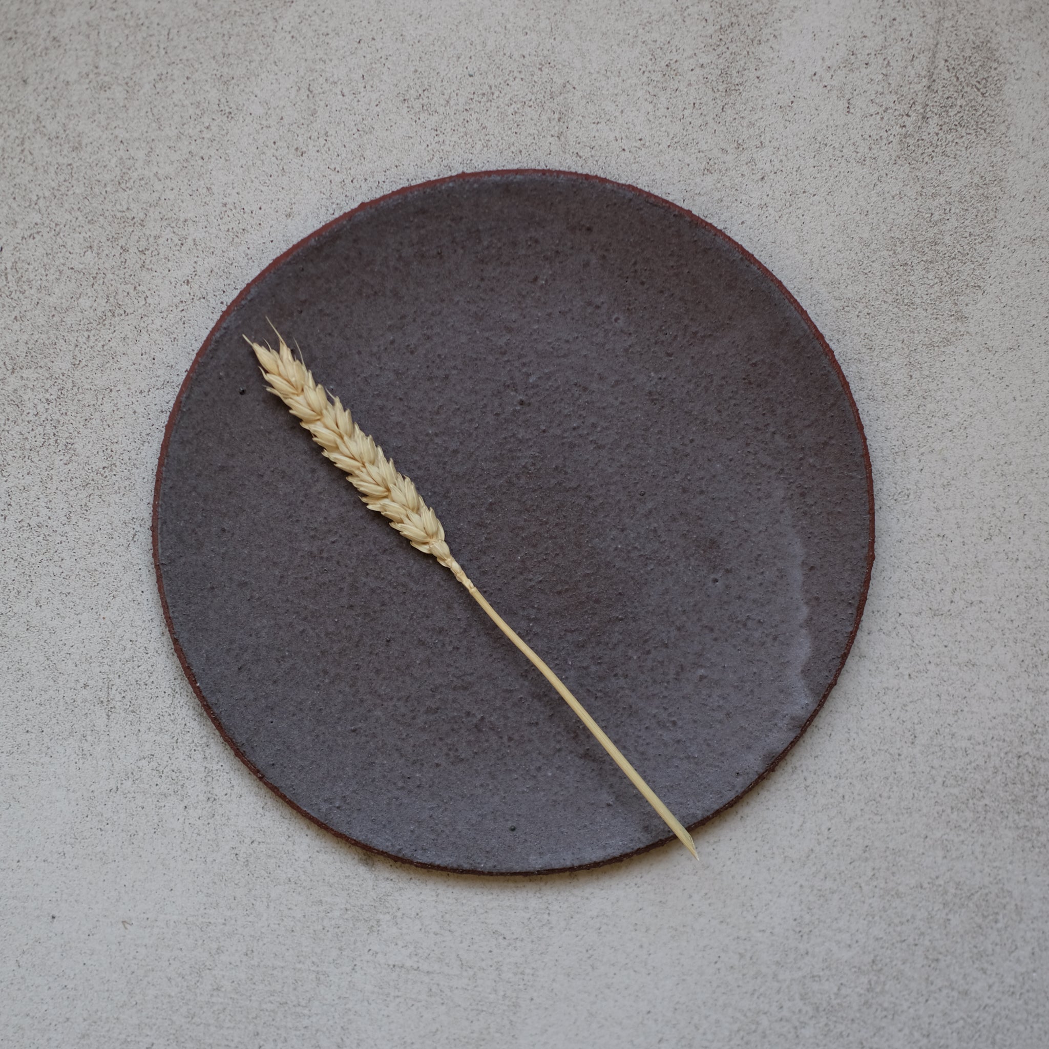 Assiette en grès rouge par Marguicha chez Brutal Ceramics