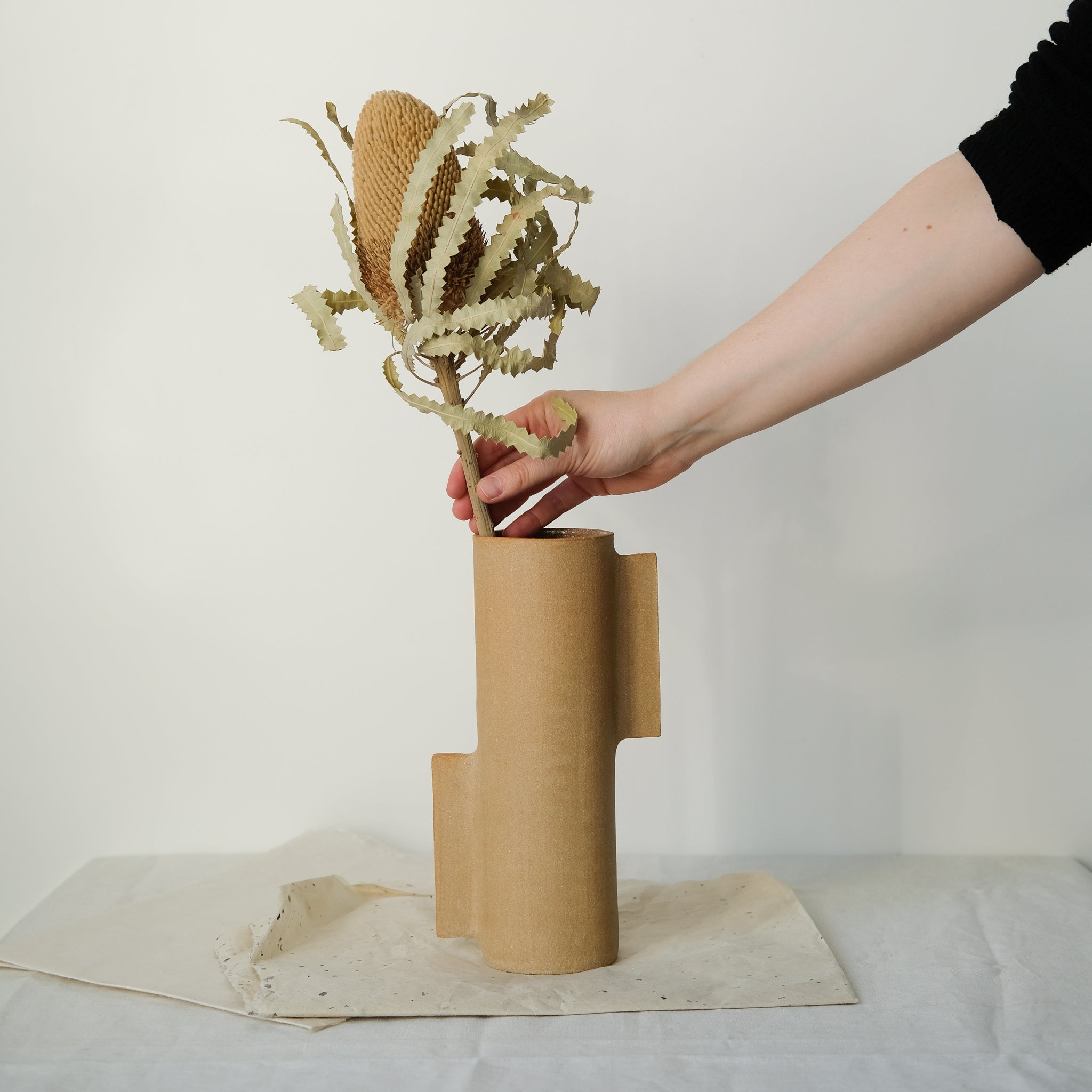 Vase S en grès roux par Marguicha chez Brutal Ceramics