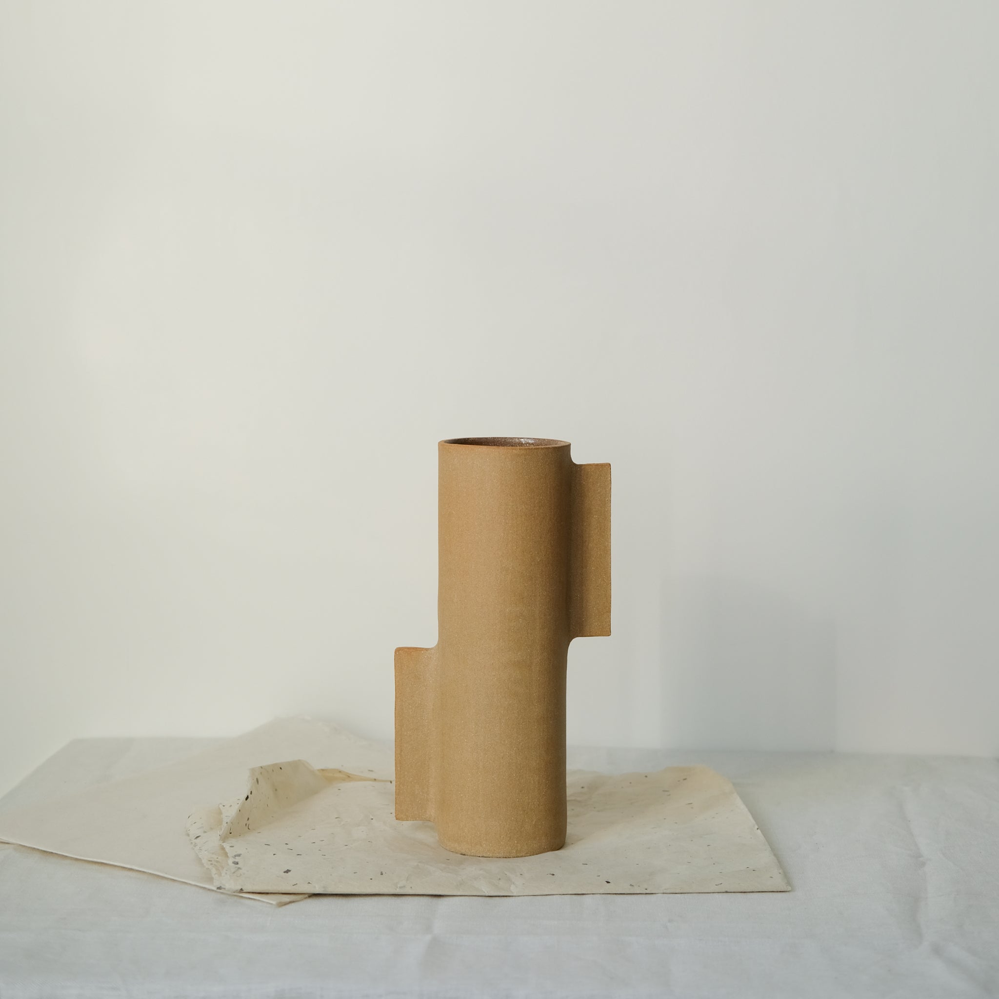 Vase S en grès roux par Marguicha chez Brutal Ceramics