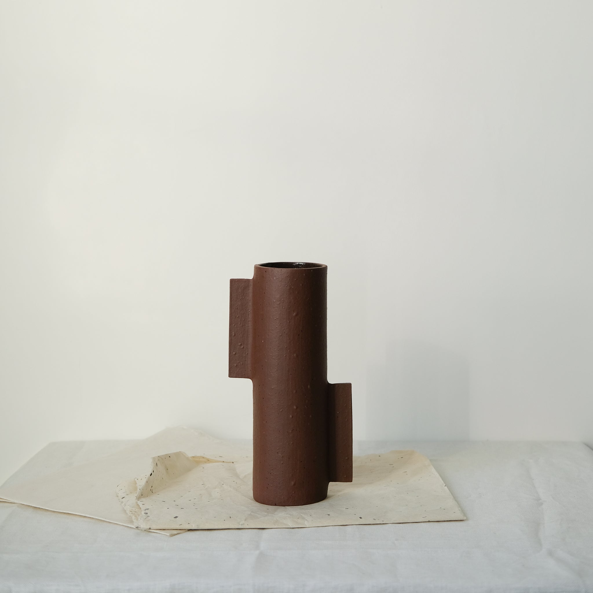 Vase S en grès rouge par Marguicha chez Brutal Ceramics