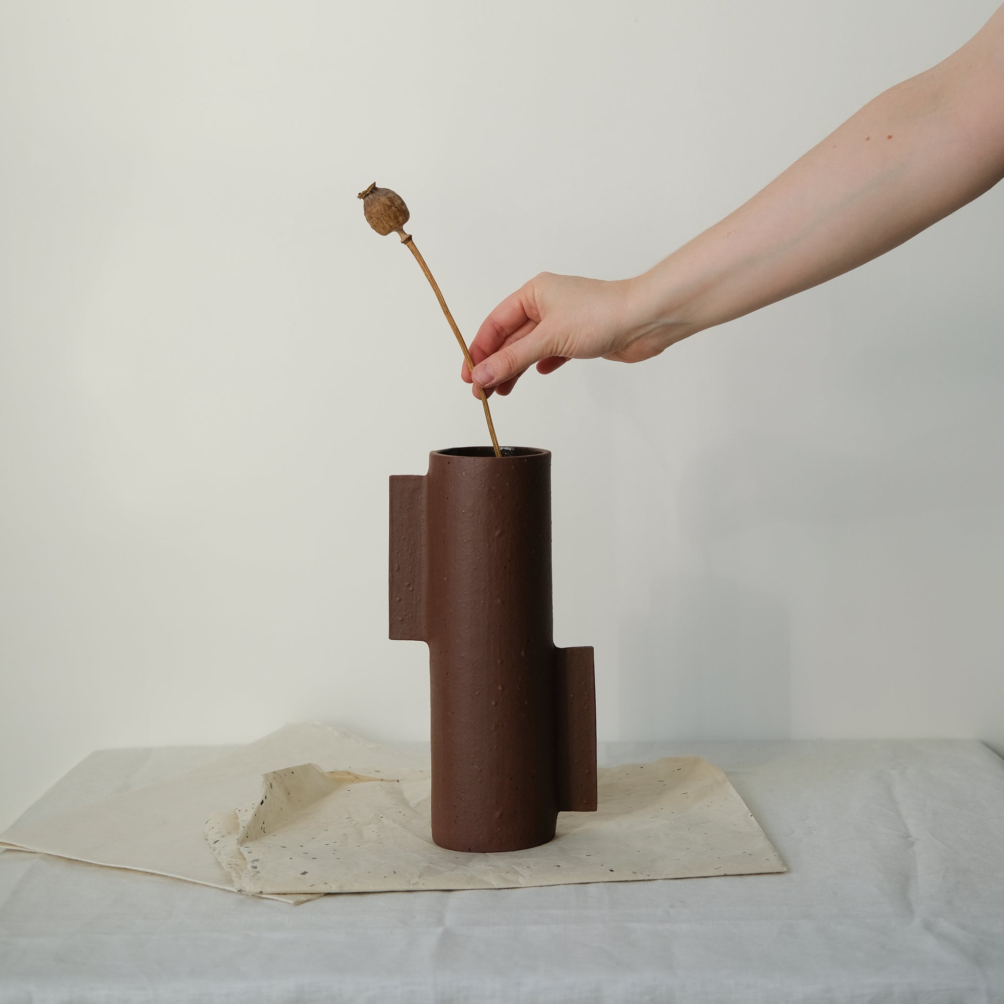 Vase S en grès rouge par Marguicha chez Brutal Ceramics