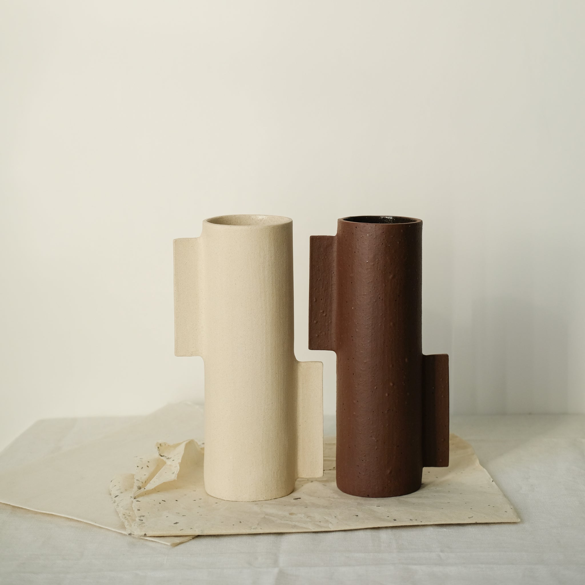 Vase S en grès blanc par Marguicha chez Brutal Ceramics