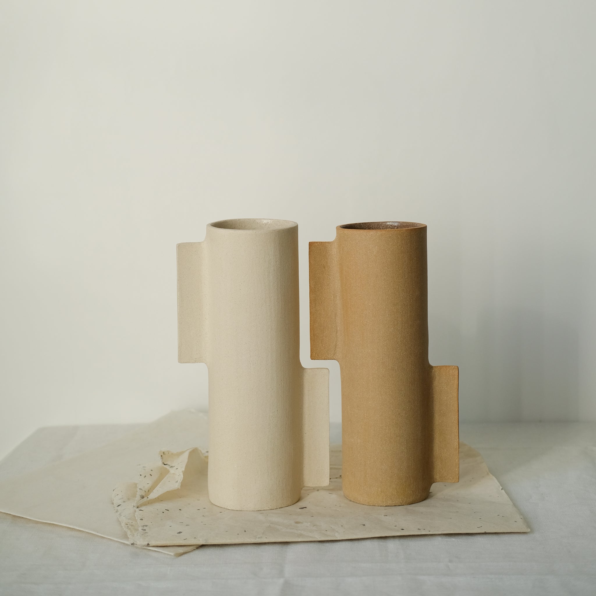 Vase S en grès blanc par Marguicha chez Brutal Ceramics