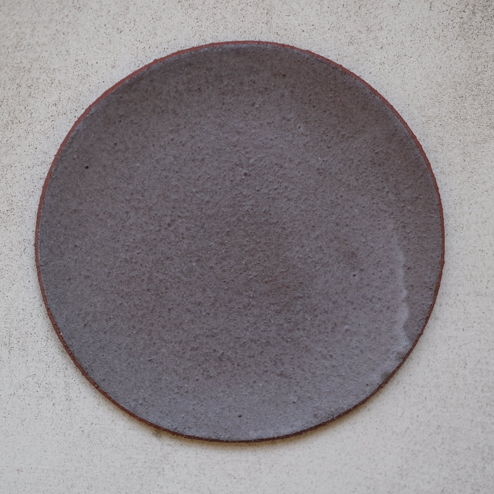 Assiette en grès rouge par Marguicha chez Brutal Ceramics