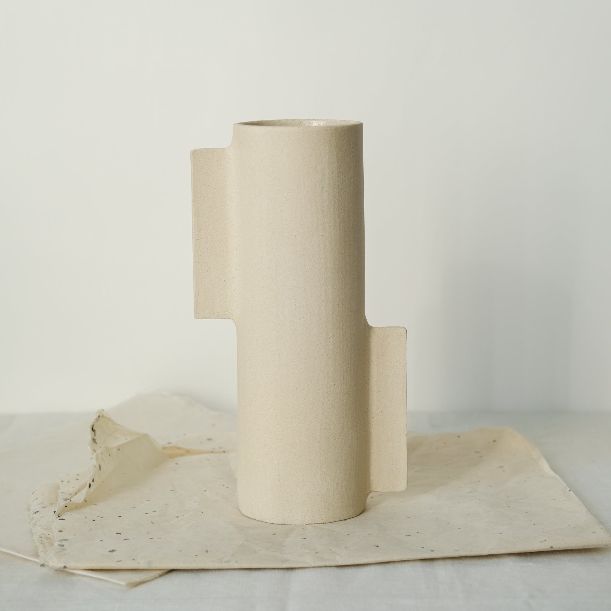 Vase S en grès blanc par Marguicha chez Brutal Ceramics