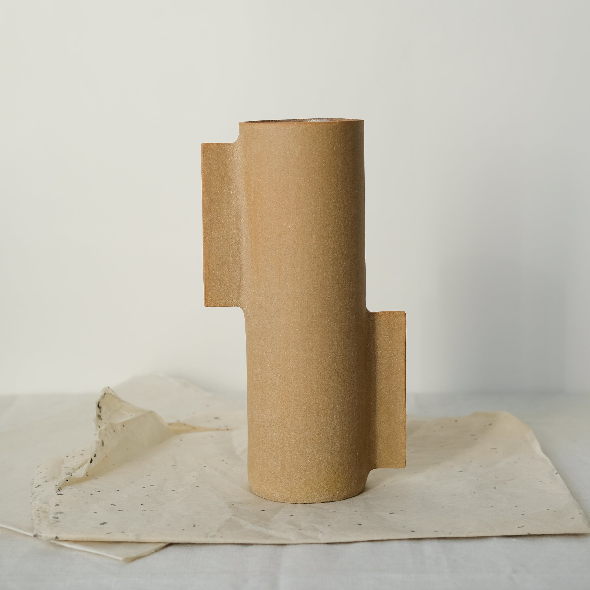 Vase S en grès roux par Marguicha chez Brutal Ceramics