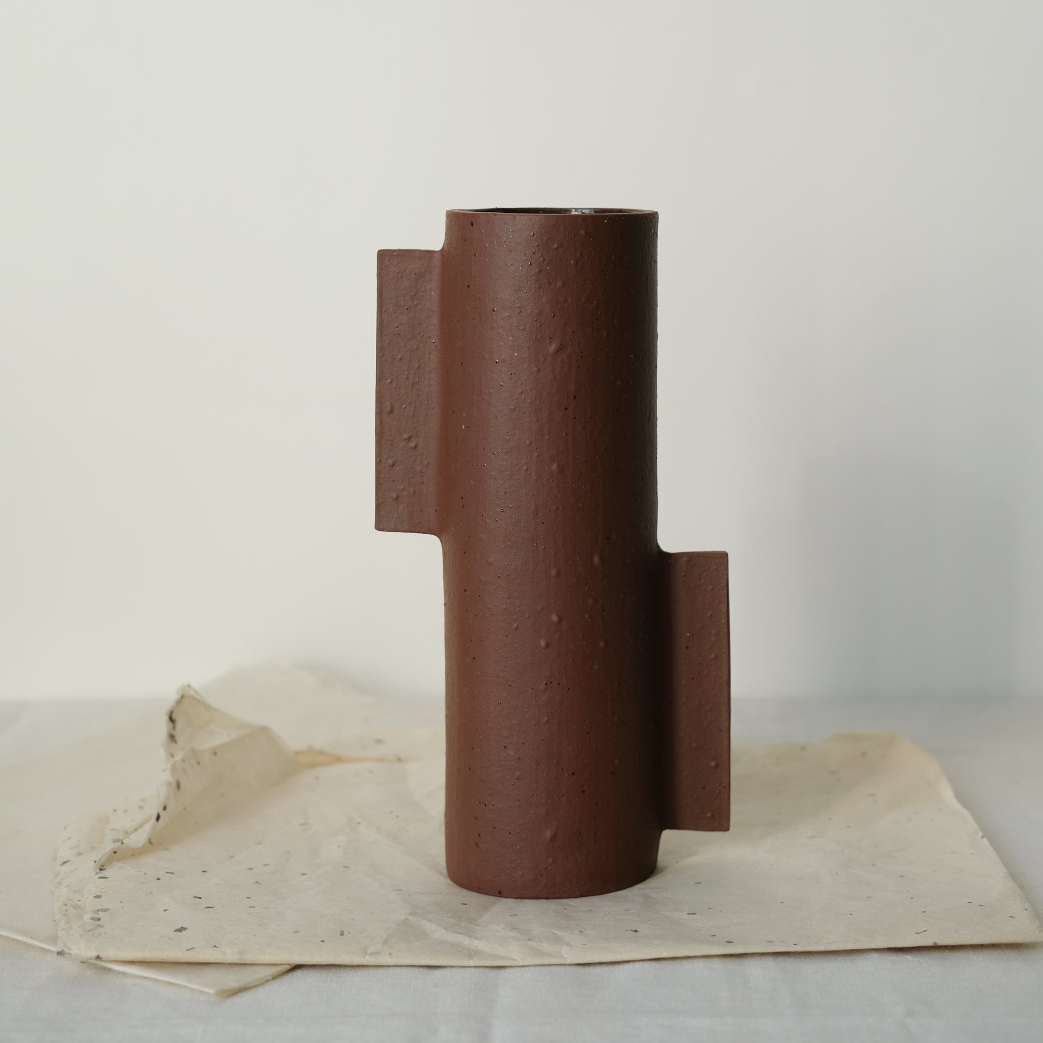 Vase S en grès rouge par Marguicha chez Brutal Ceramics
