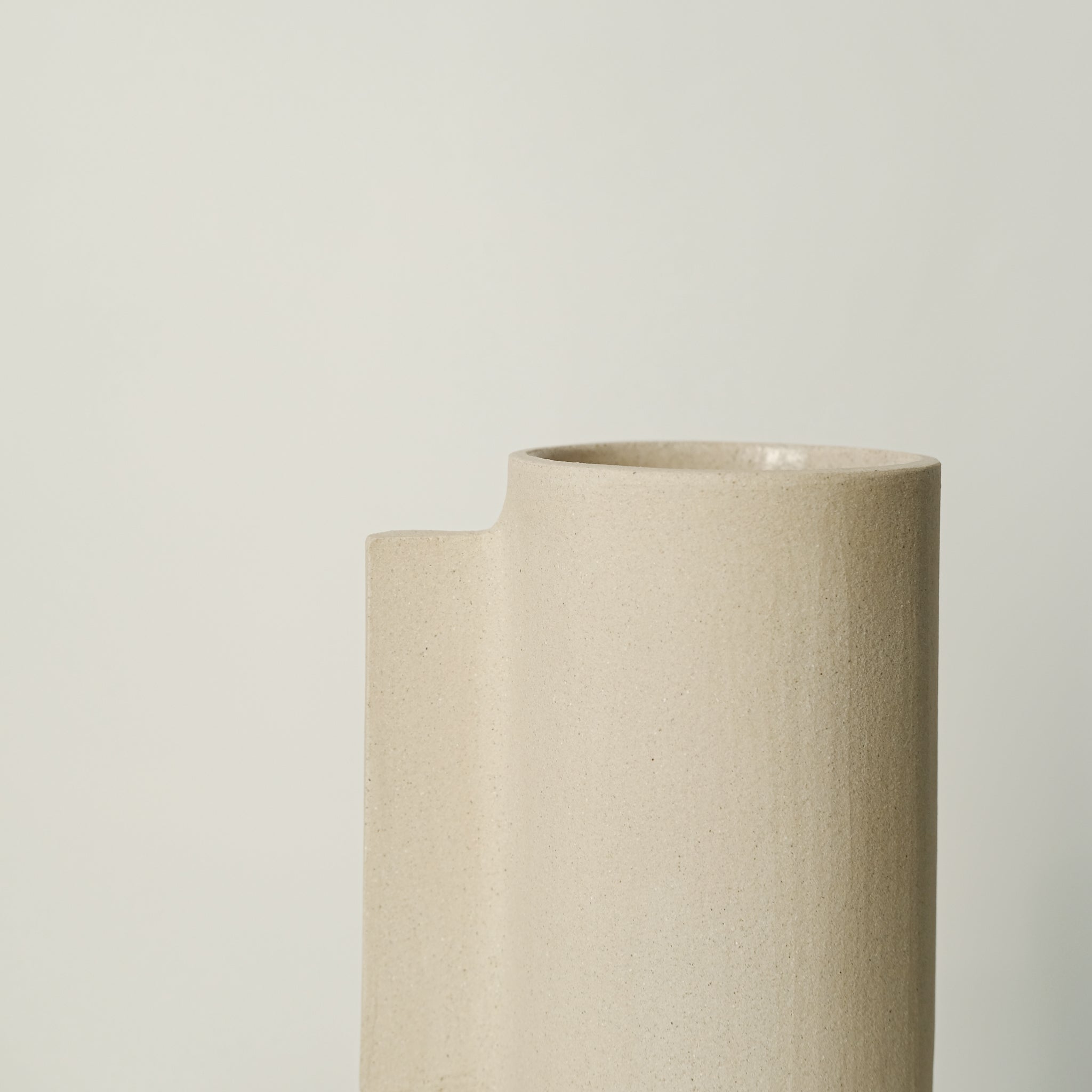Vase S en grès blanc par Marguicha chez Brutal Ceramics