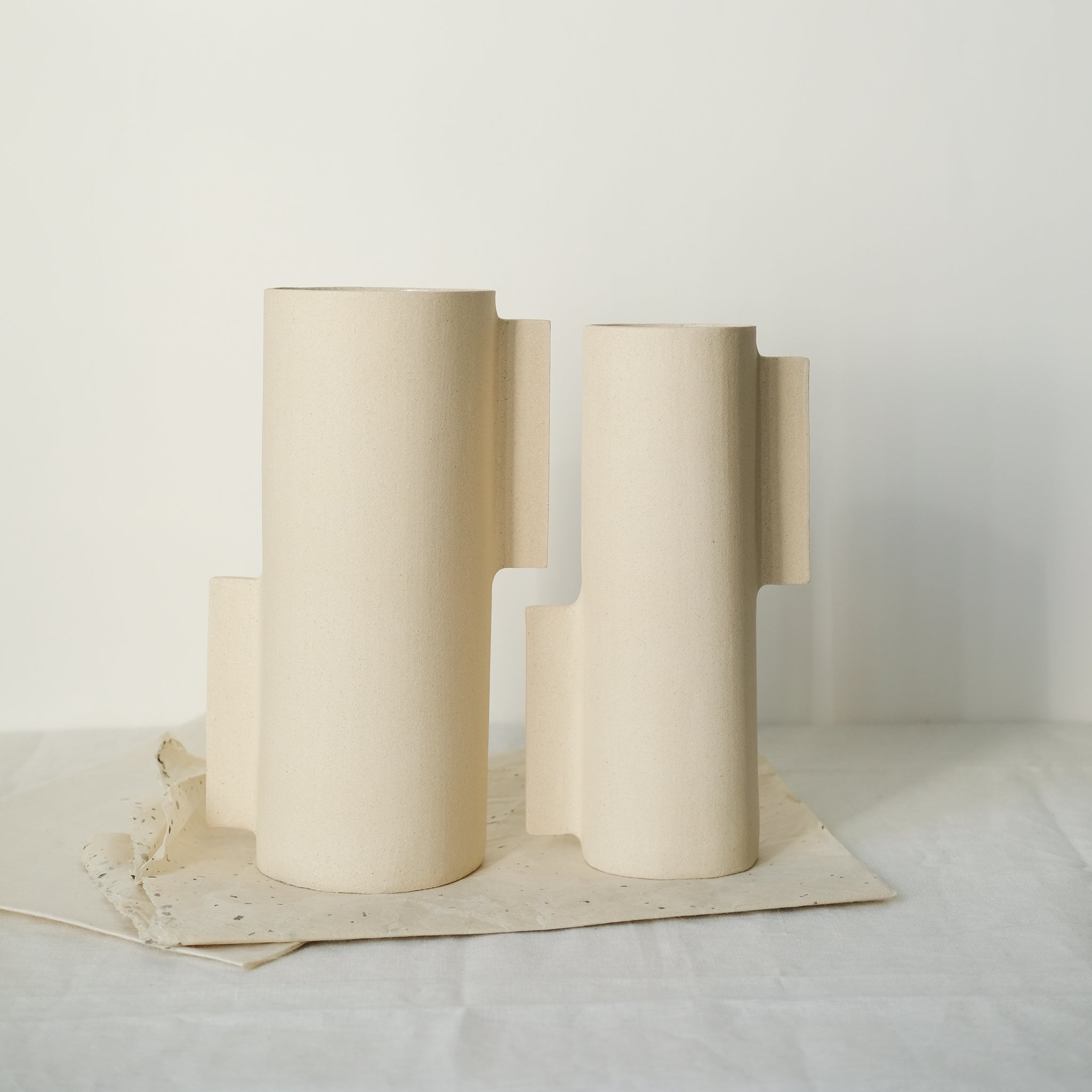 Vase S en grès blanc par Marguicha chez Brutal Ceramics
