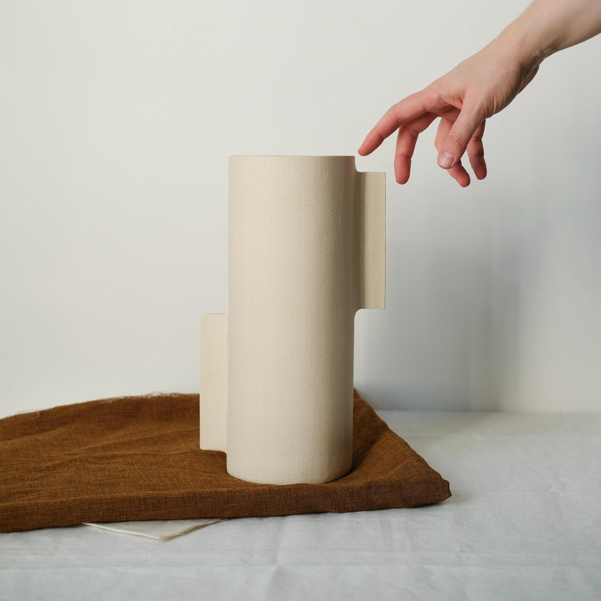 Vase M en grès blanc par Marguicha chez Brutal Ceramics