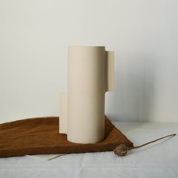 Vase M en grès blanc par Marguicha chez Brutal Ceramics
