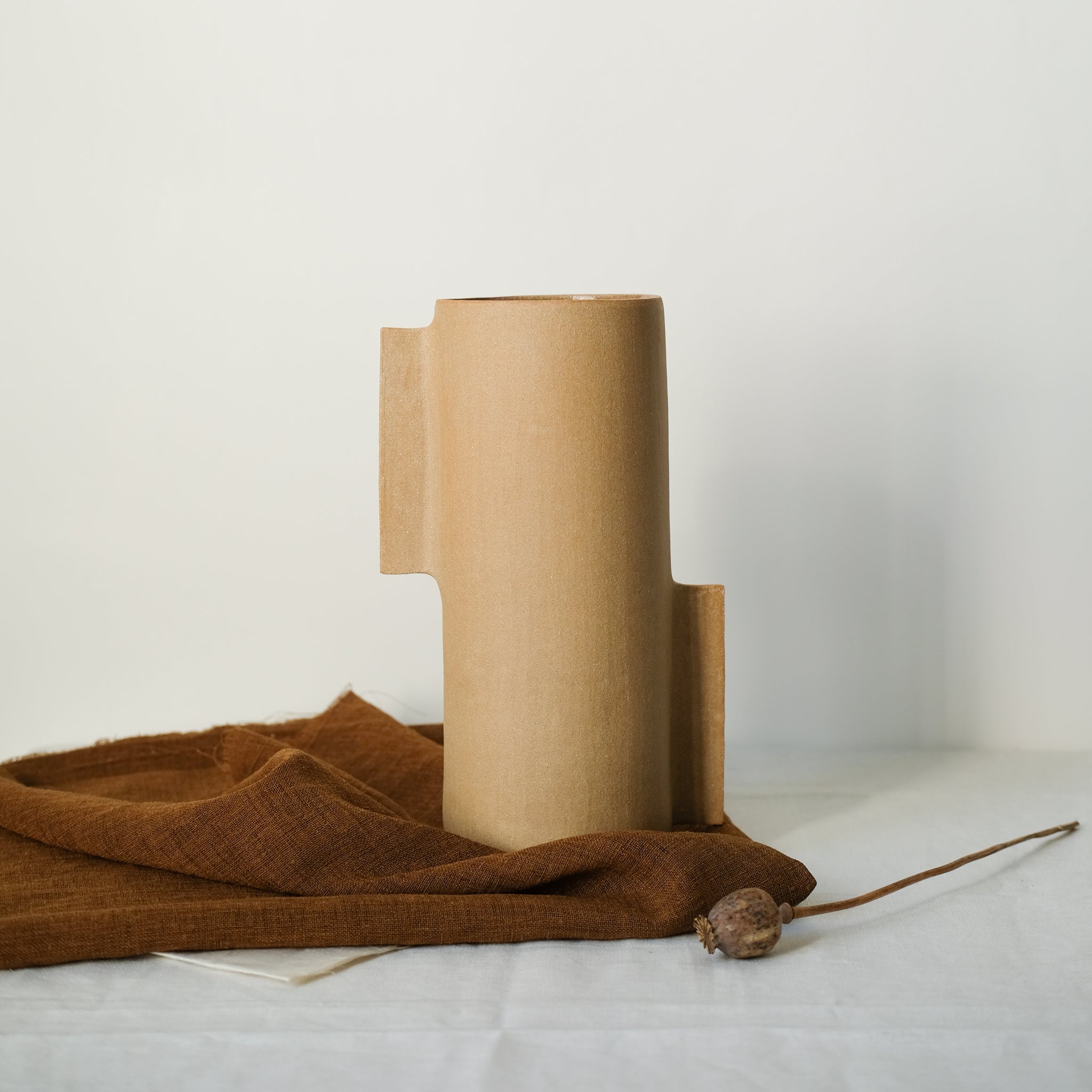 Vase M en grès roux par Marguicha chez Brutal Ceramics