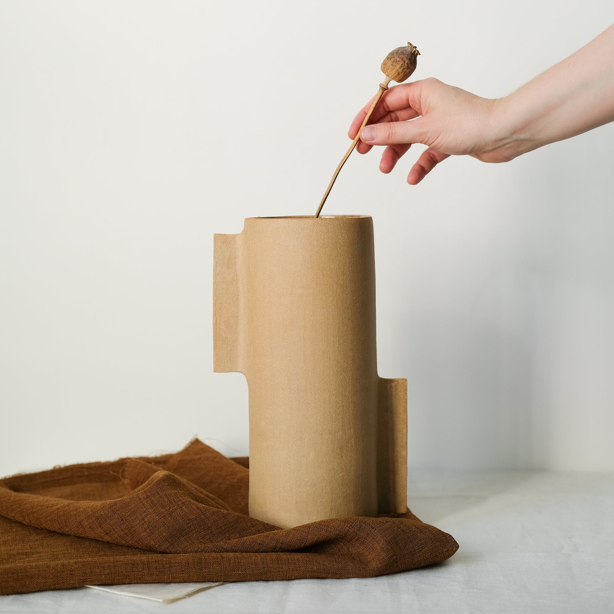 Vase M en grès roux par Marguicha chez Brutal Ceramics