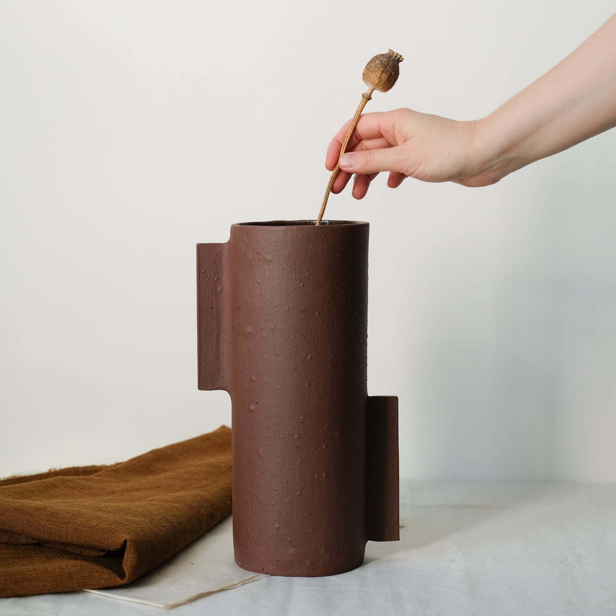 Vase M en grès rouge par Marguicha chez Brutal Ceramics