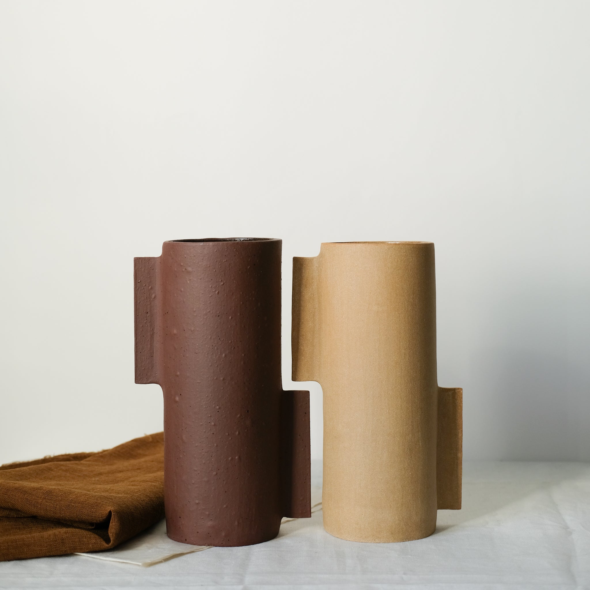 Vase M en grès rouge par Marguicha chez Brutal Ceramics