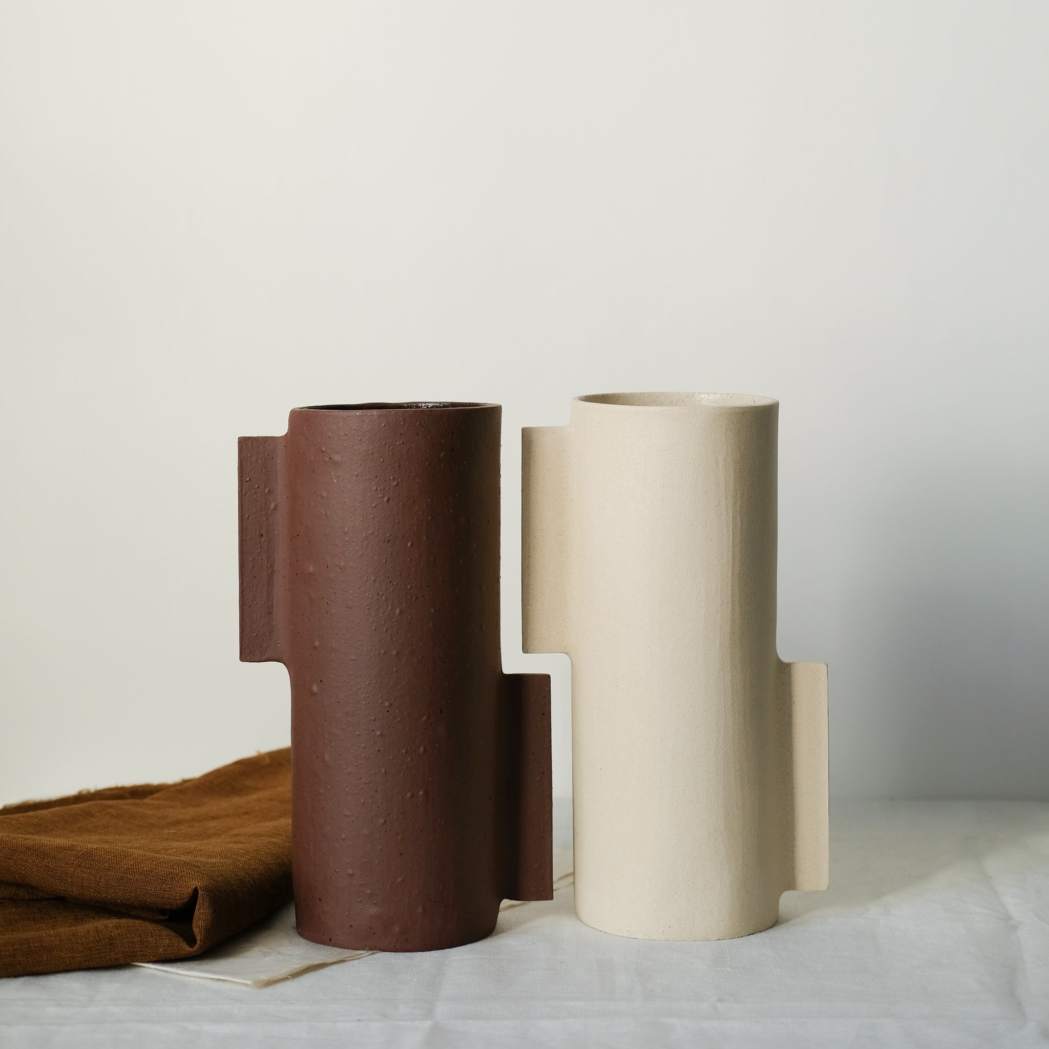 Vase M en grès blanc par Marguicha chez Brutal Ceramics