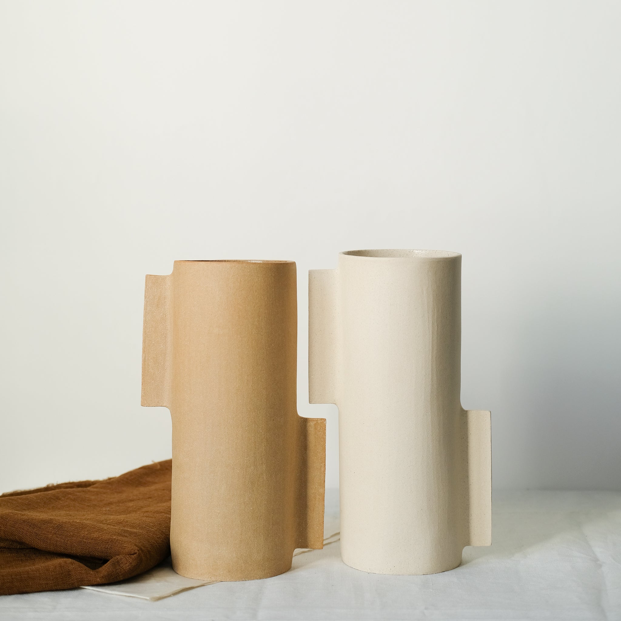 Vase M en grès roux par Marguicha chez Brutal Ceramics