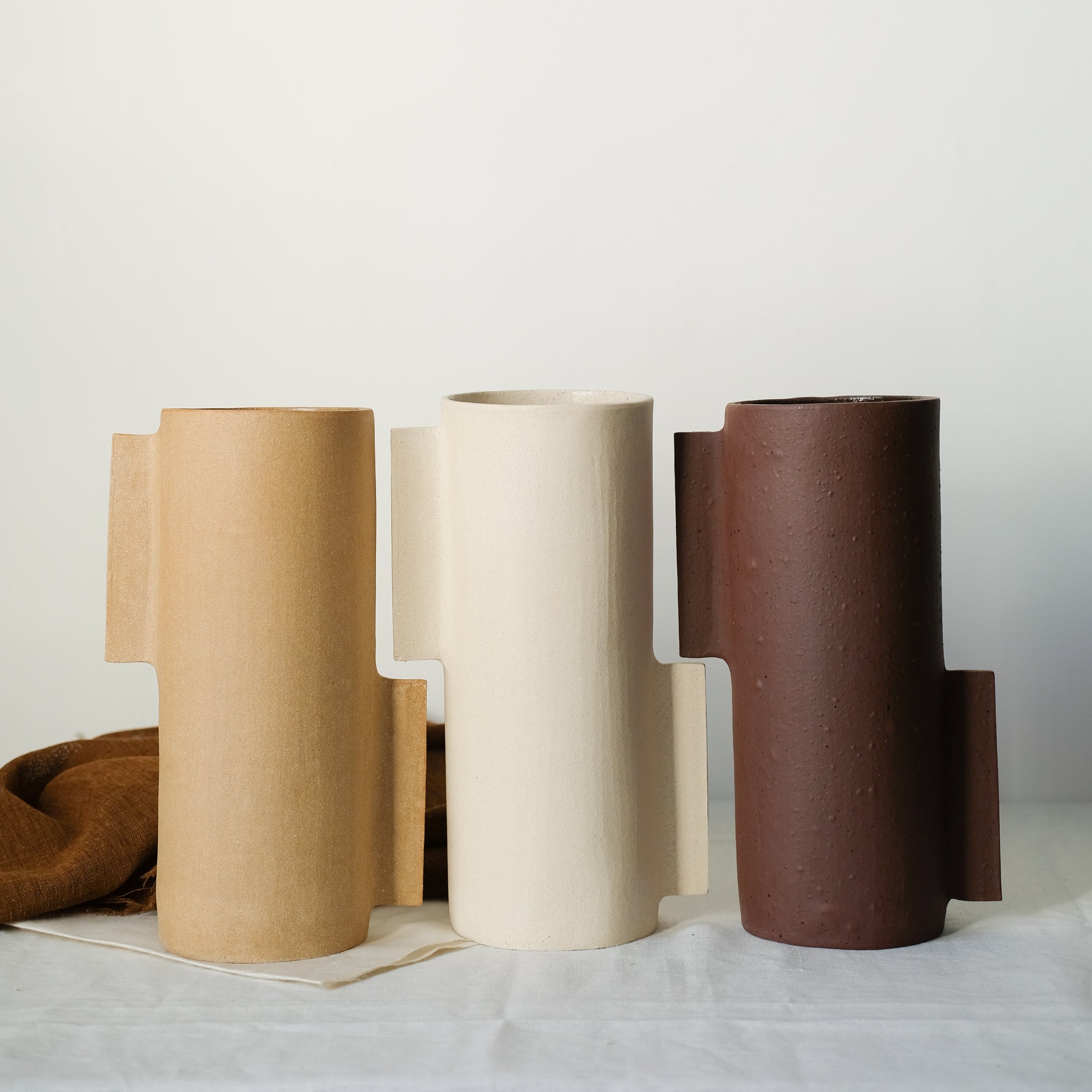 Vase M en grès blanc par Marguicha chez Brutal Ceramics