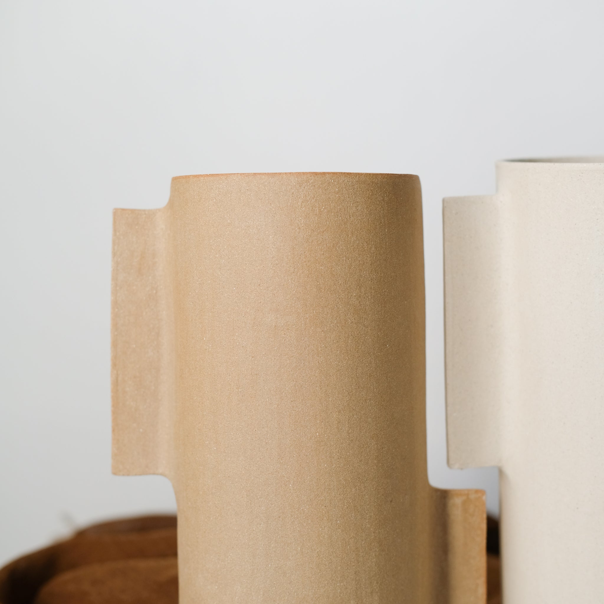 Vase M en grès roux par Marguicha chez Brutal Ceramics