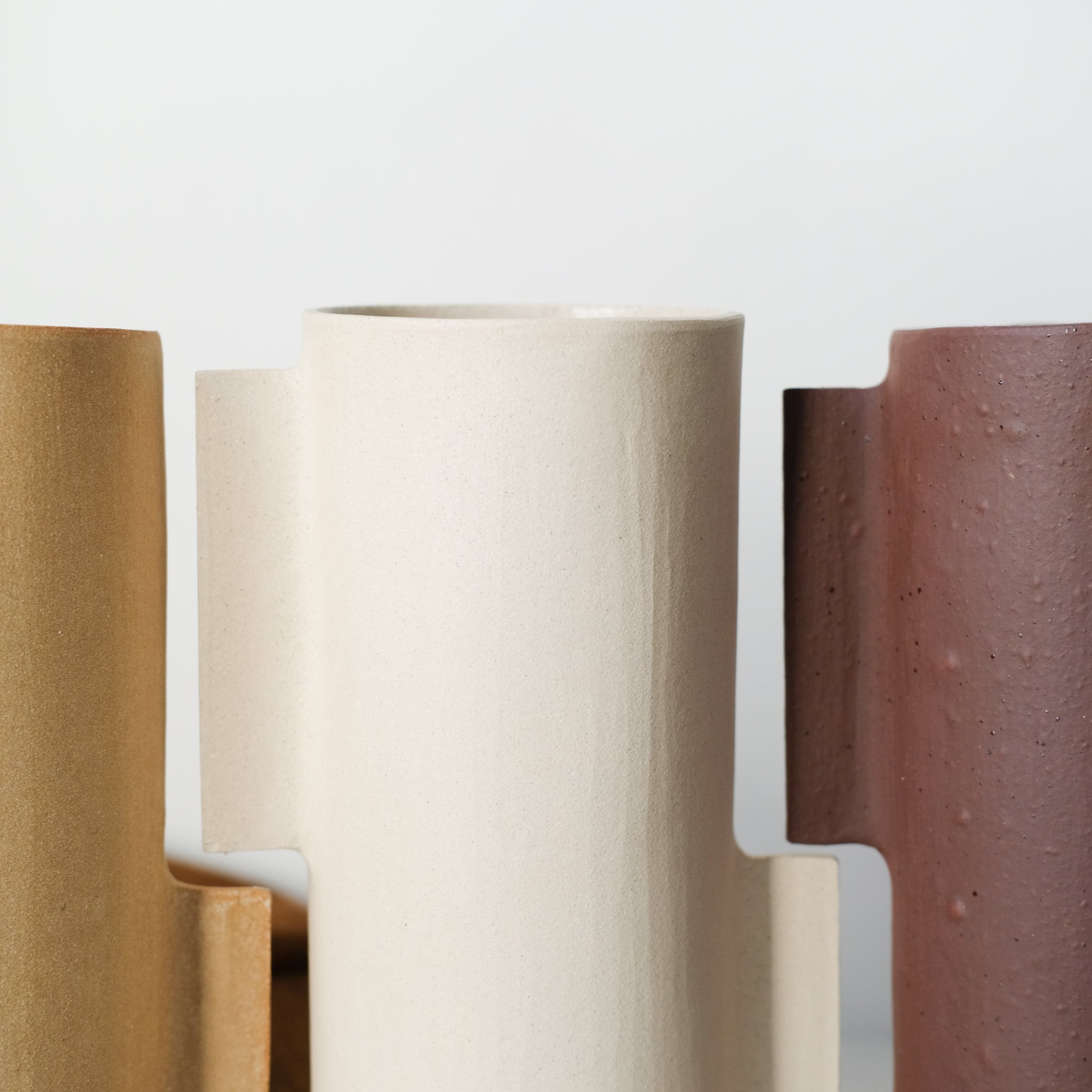 Vase M en grès blanc par Marguicha chez Brutal Ceramics