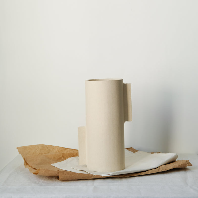 Vase L en grès blanc par Marguicha chez Brutal Ceramics