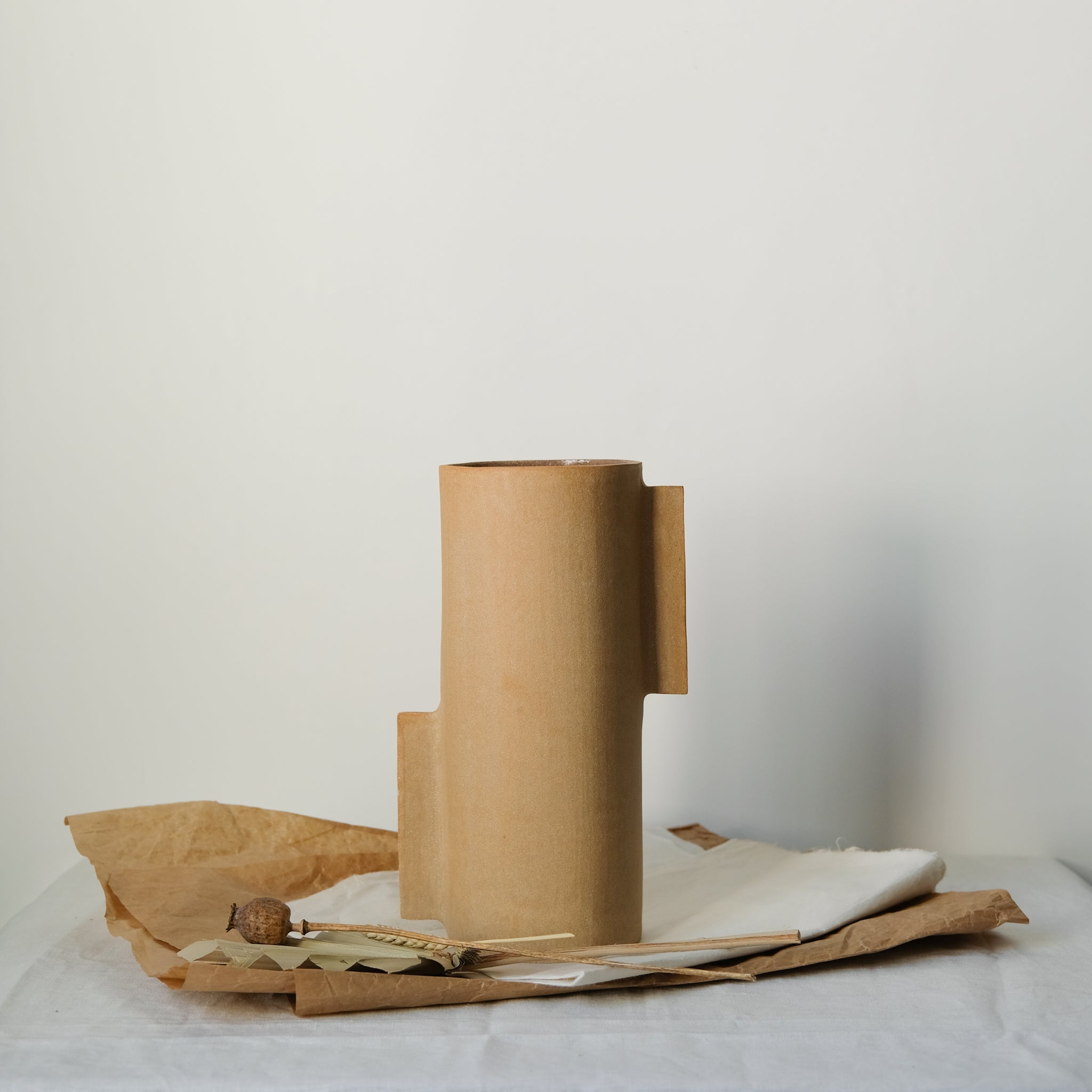 Vase L en grès roux par Marguicha chez Brutal Ceramics
