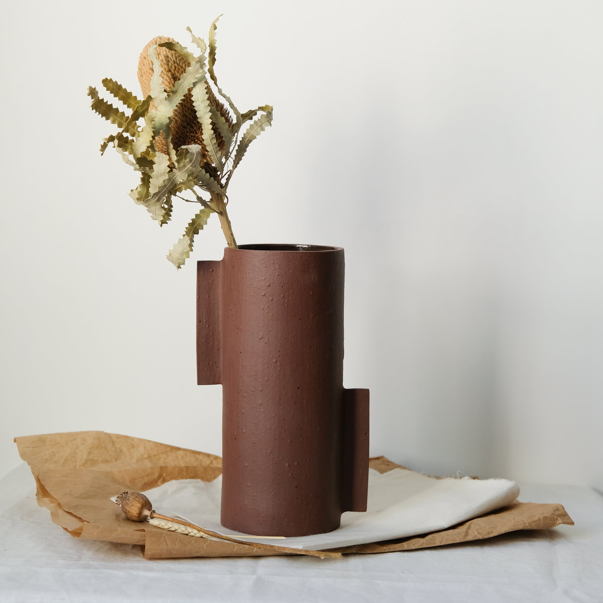 Vase L en grès rouge par Marguicha chez Brutal Ceramics