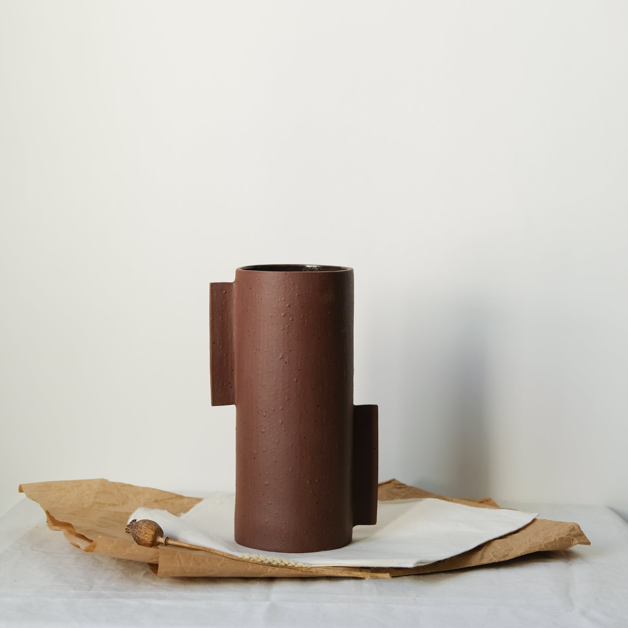 Vase L en grès rouge par Marguicha chez Brutal Ceramics