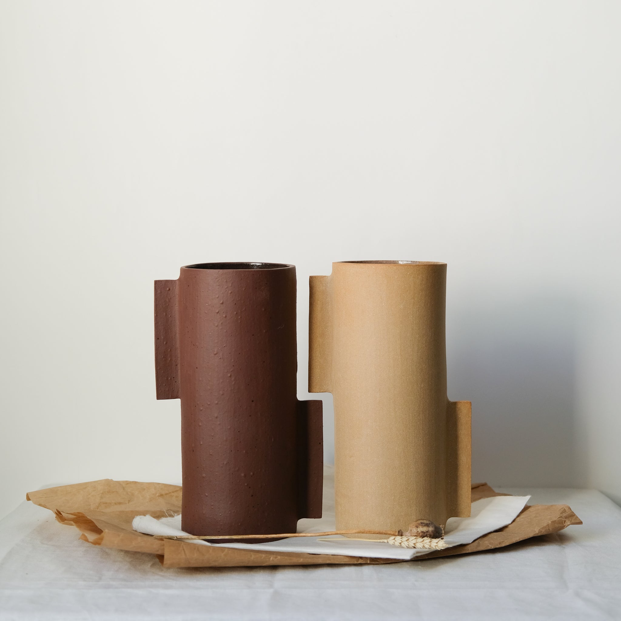 Vase L en grès rouge par Marguicha chez Brutal Ceramics