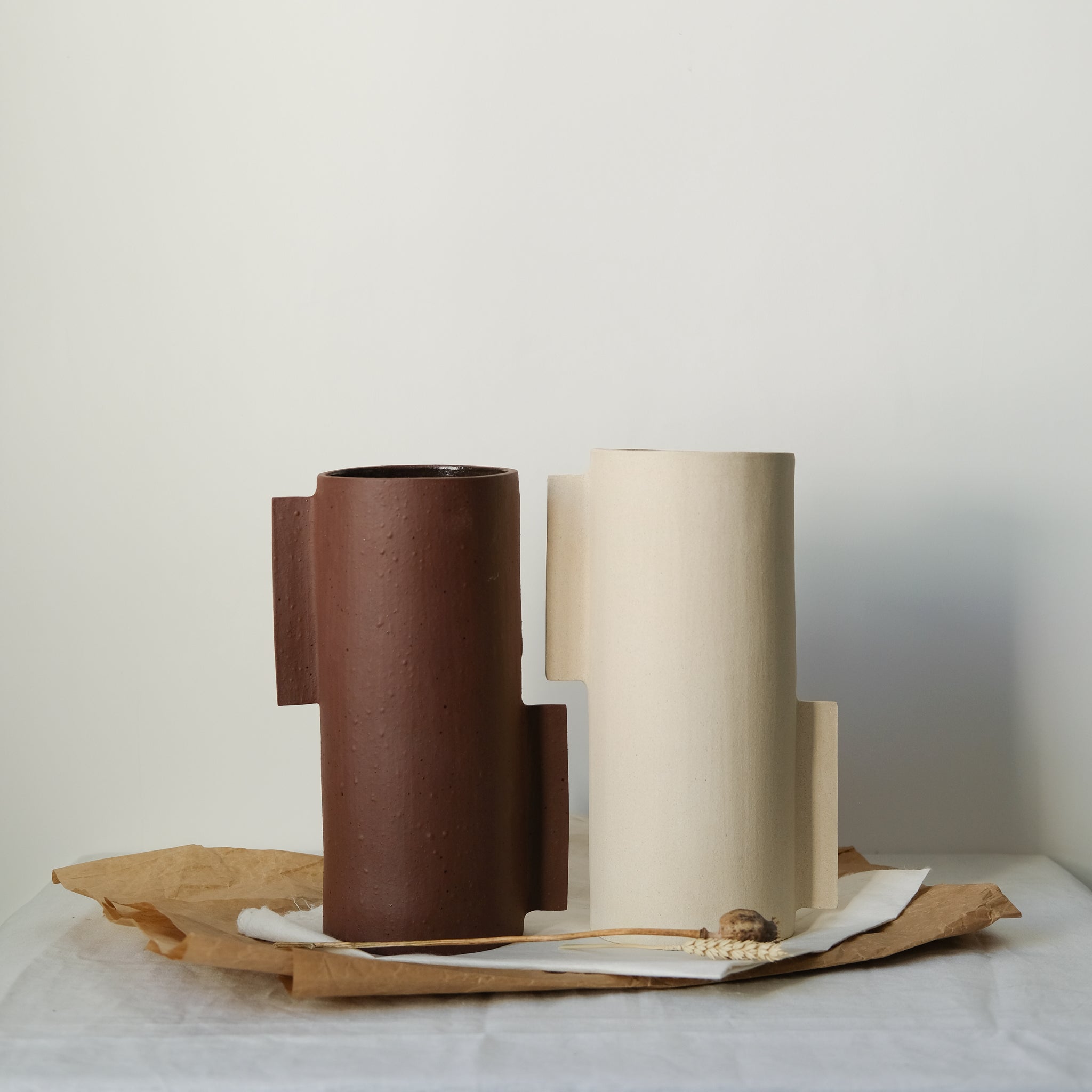 Vase L en grès blanc par Marguicha chez Brutal Ceramics