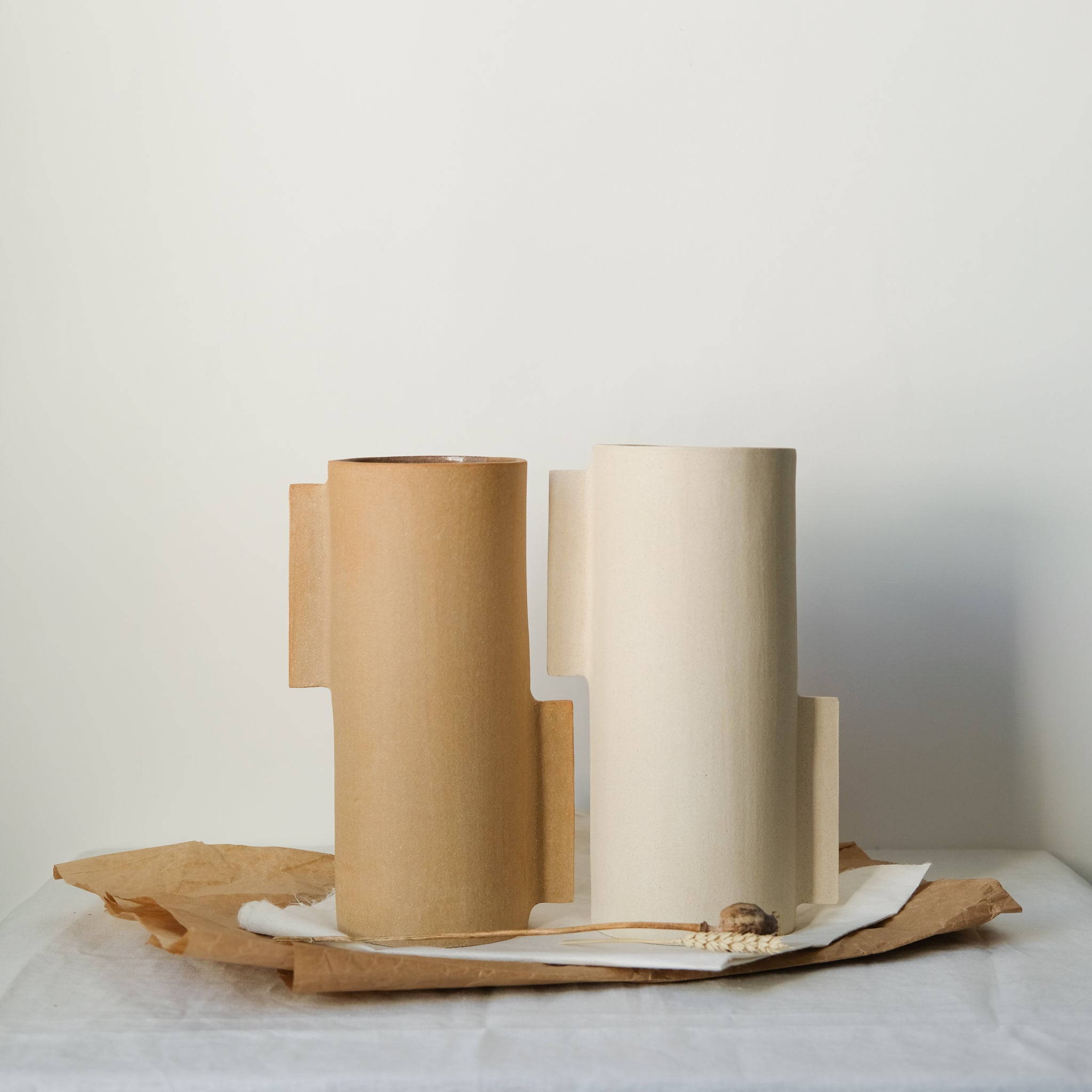Vase L en grès roux par Marguicha chez Brutal Ceramics