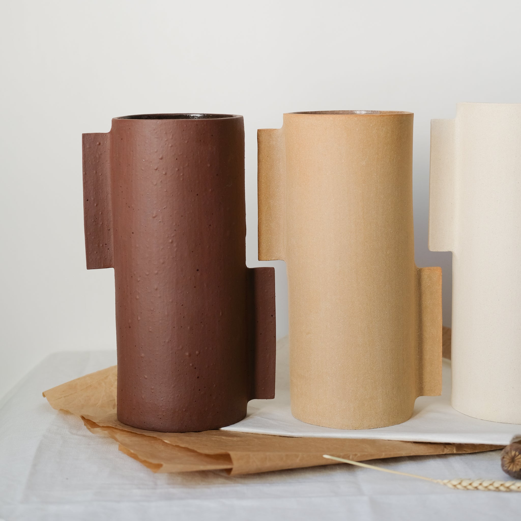 Vase L en grès roux par Marguicha chez Brutal Ceramics
